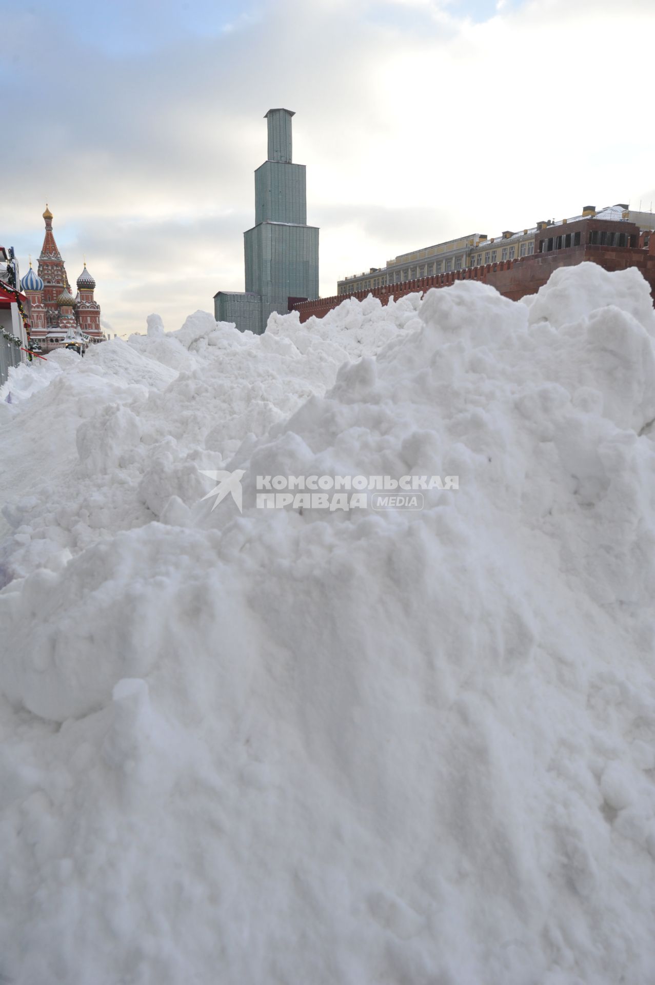 Последствия снегопада в Москве. На снимке: сугробы на Красной площади и защитный купол на Спасской башне во время реконструкции.