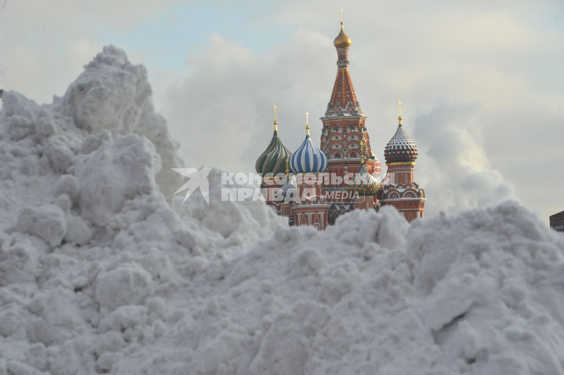 Последствия снегопада в Москве. На снимке: сугробы и Храм Василия Блаженного на Красной площади.