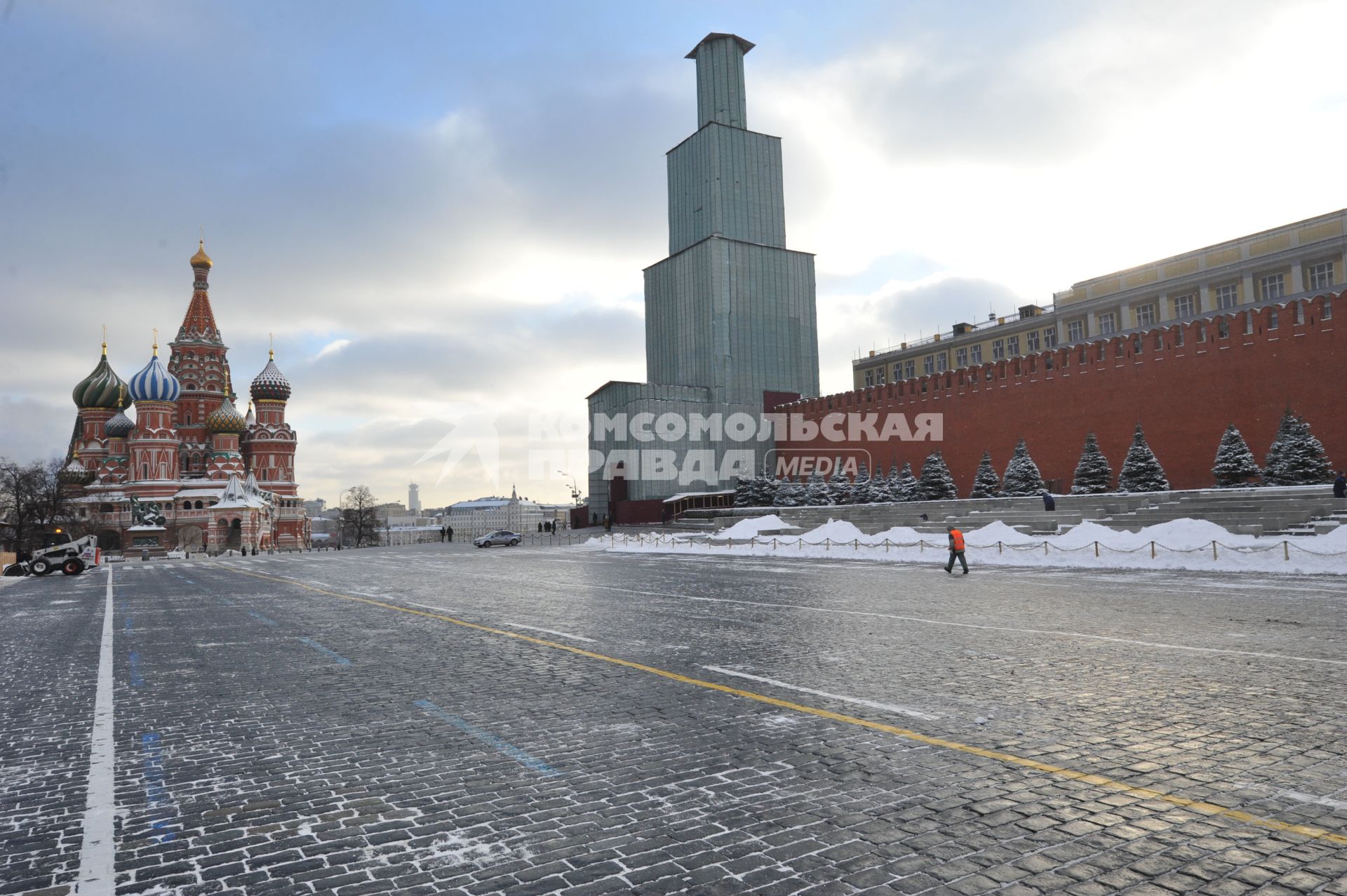 Красная площадь. На снимке: Храм Василия Блаженного и защитный купол на Спасской башне во время реконструкции.