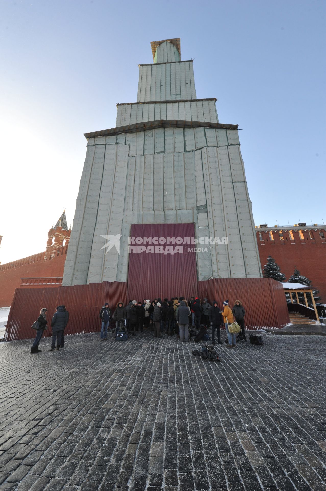 Красная площадь. На снимке: защитный купол на Спасской башне во время реконструкции.