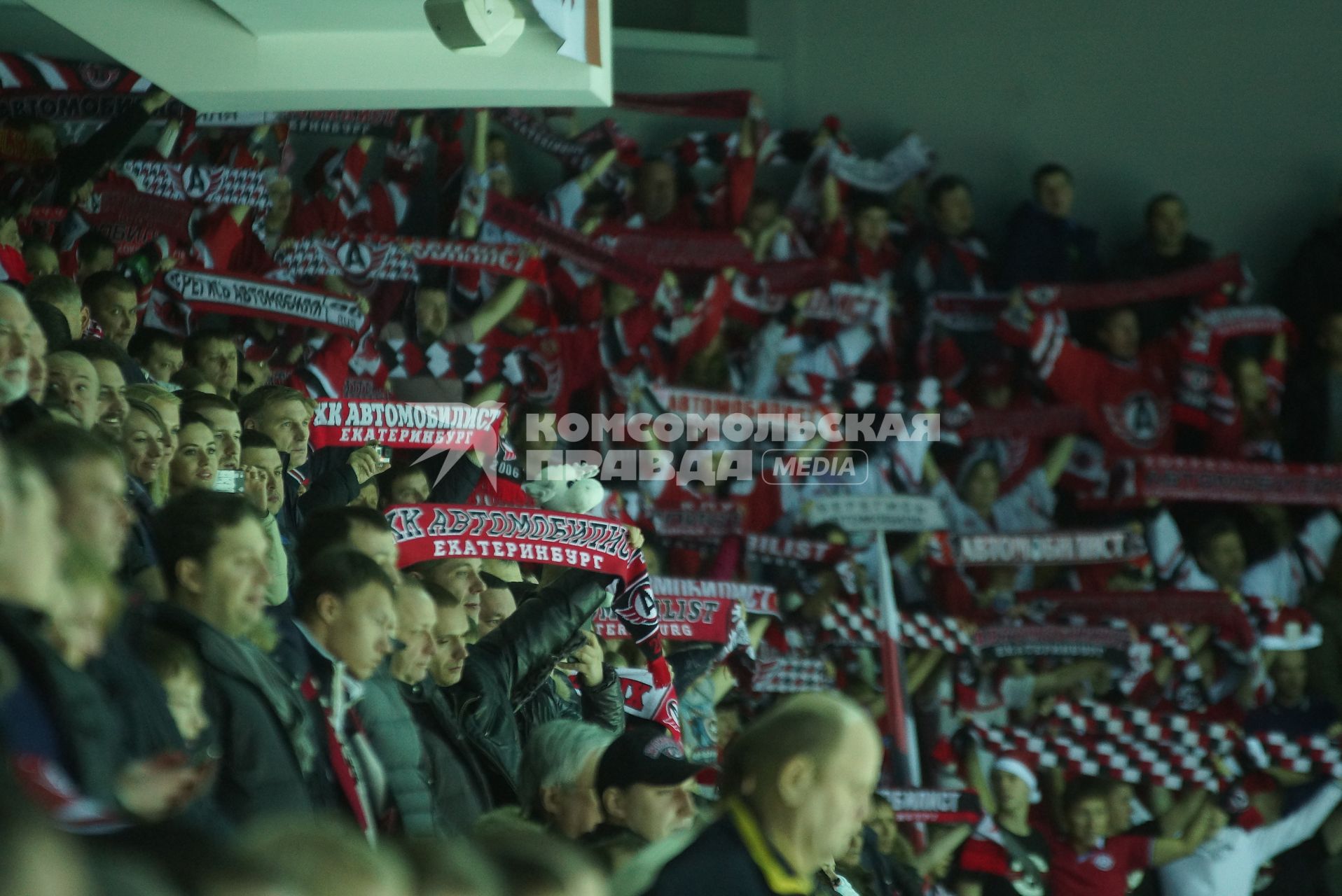 Хоккеный матч КХЛ \"Автомобилист\" (Екатеринбург) 3-0 \"АК Барс\" (Казань). болельщики приветвуют команды перед началом игры