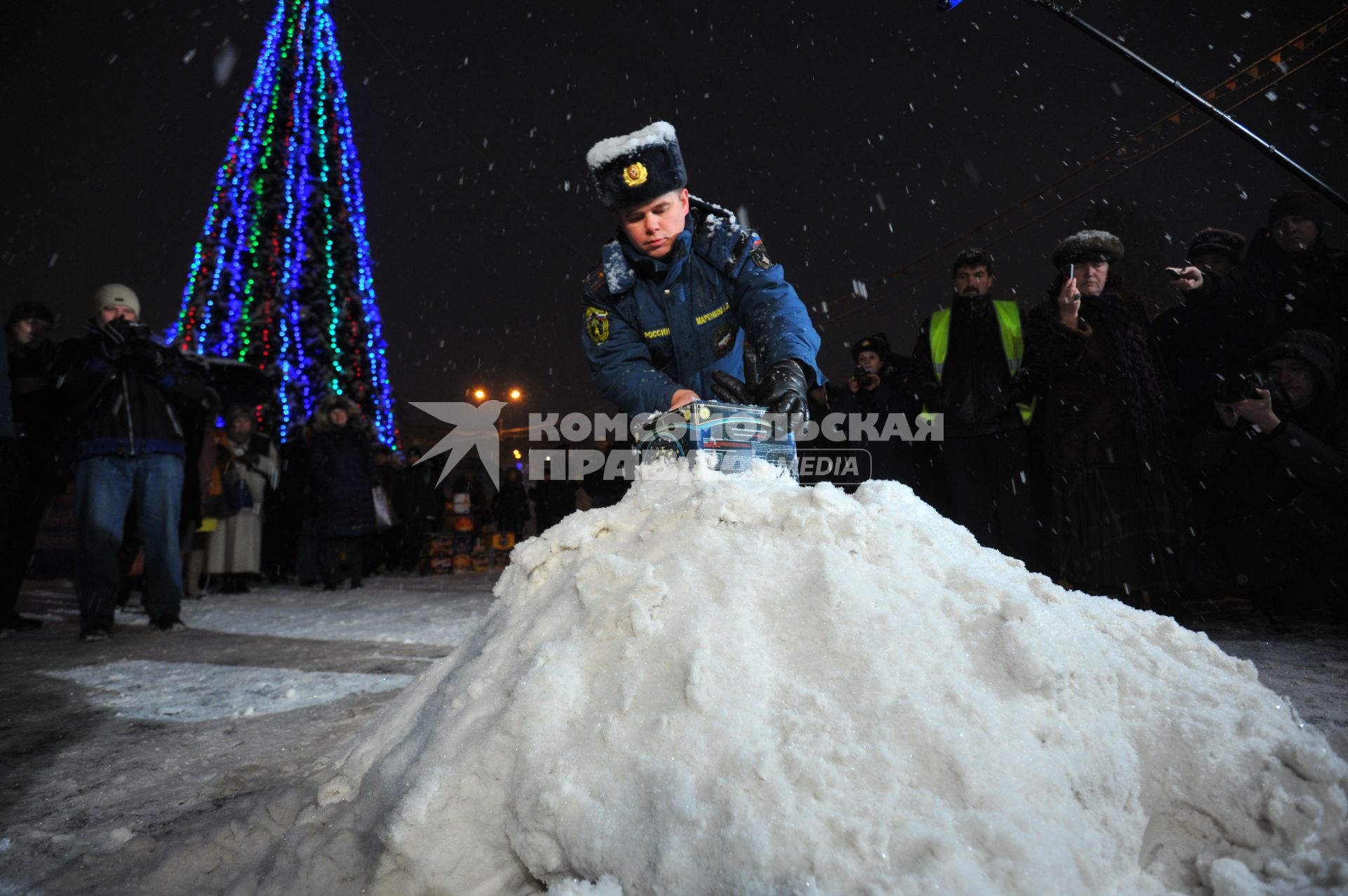 Правительство Москвы и МЧС организовали инструктаж, где покупать и как правильно запускать фейерверки. На снимке: сотрудник МЧС устанавливает пиротехнику у Новогодней елки на Ленинском проспекте.