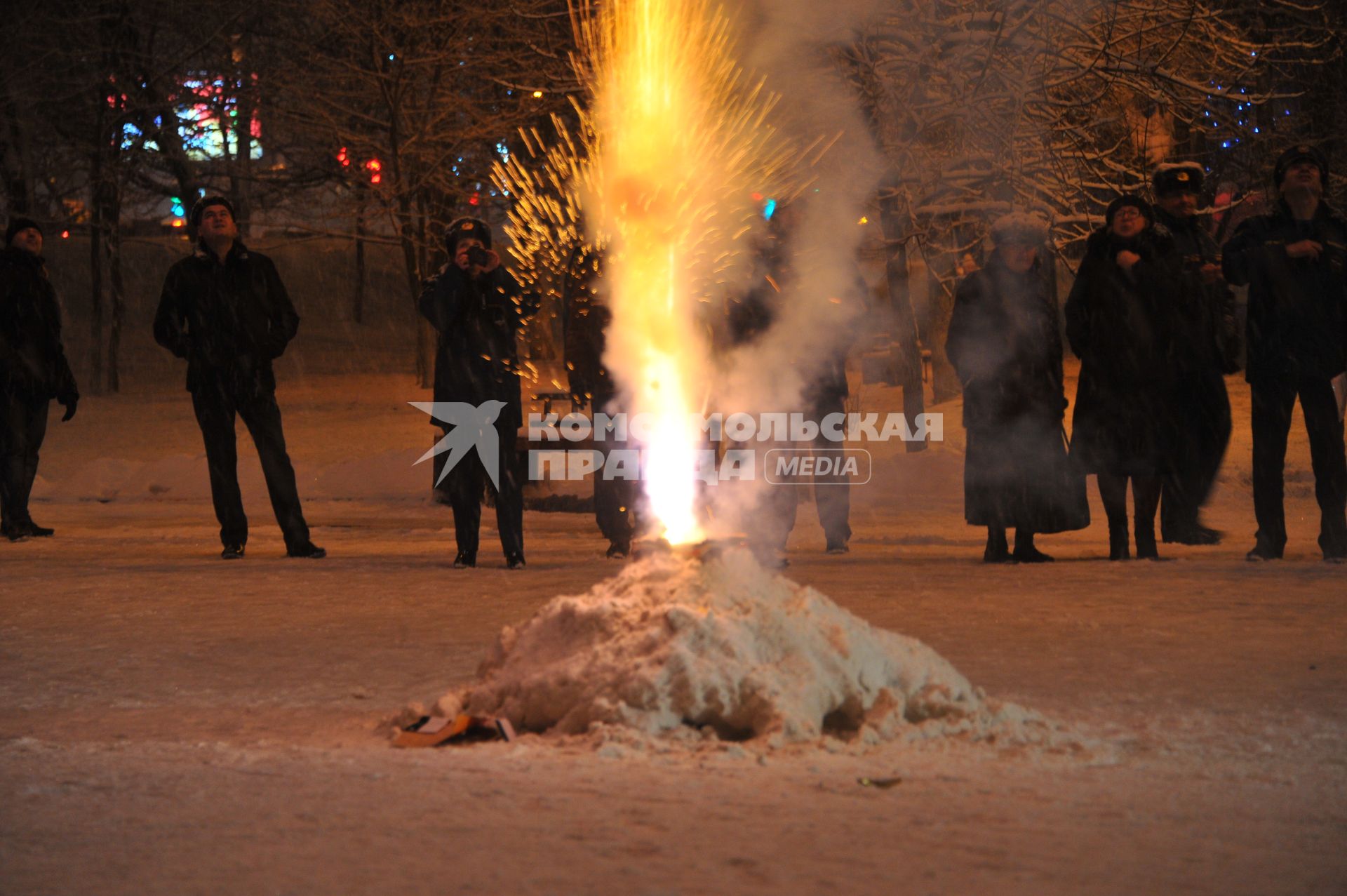 Правительство Москвы и МЧС организовали инструктаж, где покупать и как правильно запускать фейерверки. На снимке: запуск фейерверка у Новогодней елки на Ленинском проспекте.