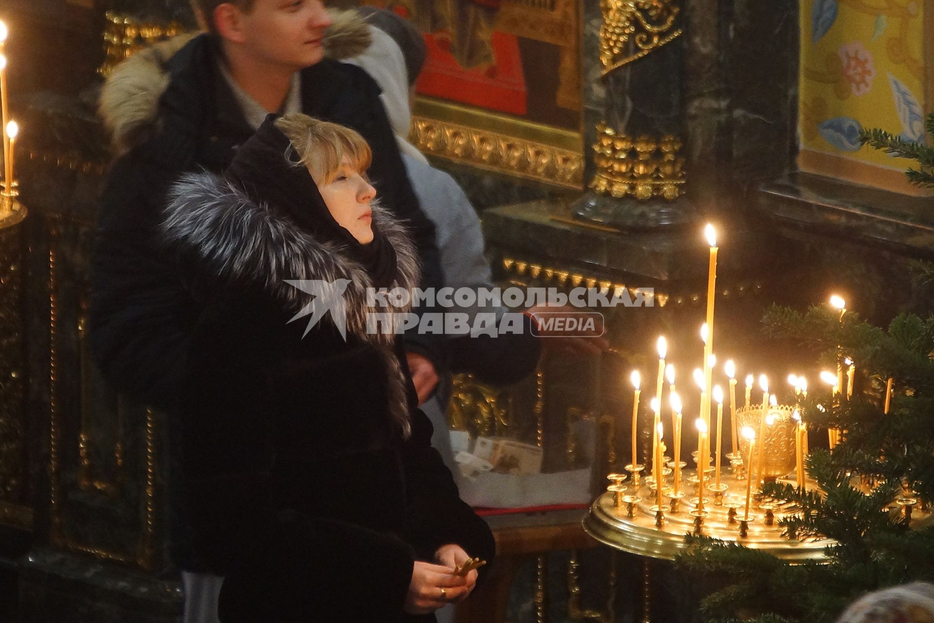 Женщина молится во время  Рождественской службы. Свято-Троицкий кафедральный собор в Екатеринбурге