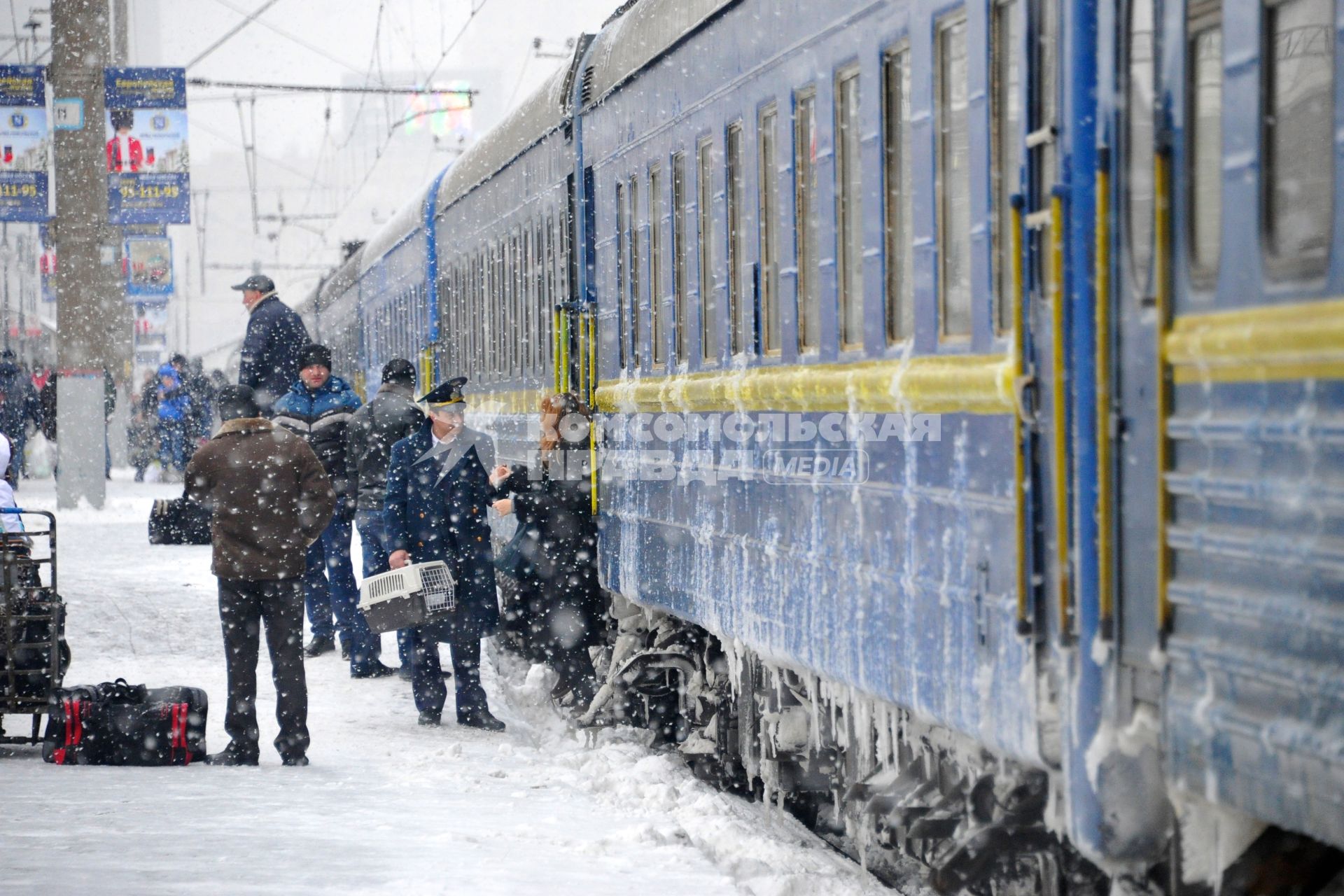 Снегопад в Москве. На снимке: обледенелый поезд.