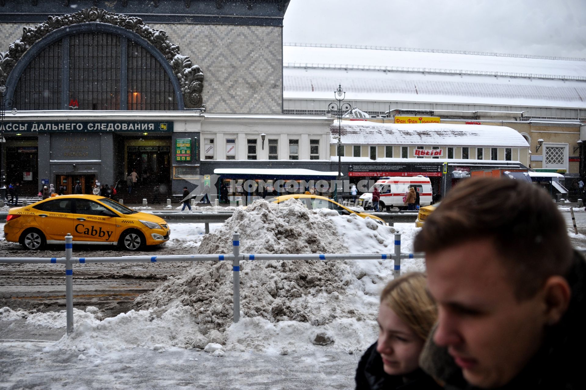 Последствия снегопада. На снимке: сугробы на проезжей части площади Киевского вокзала.