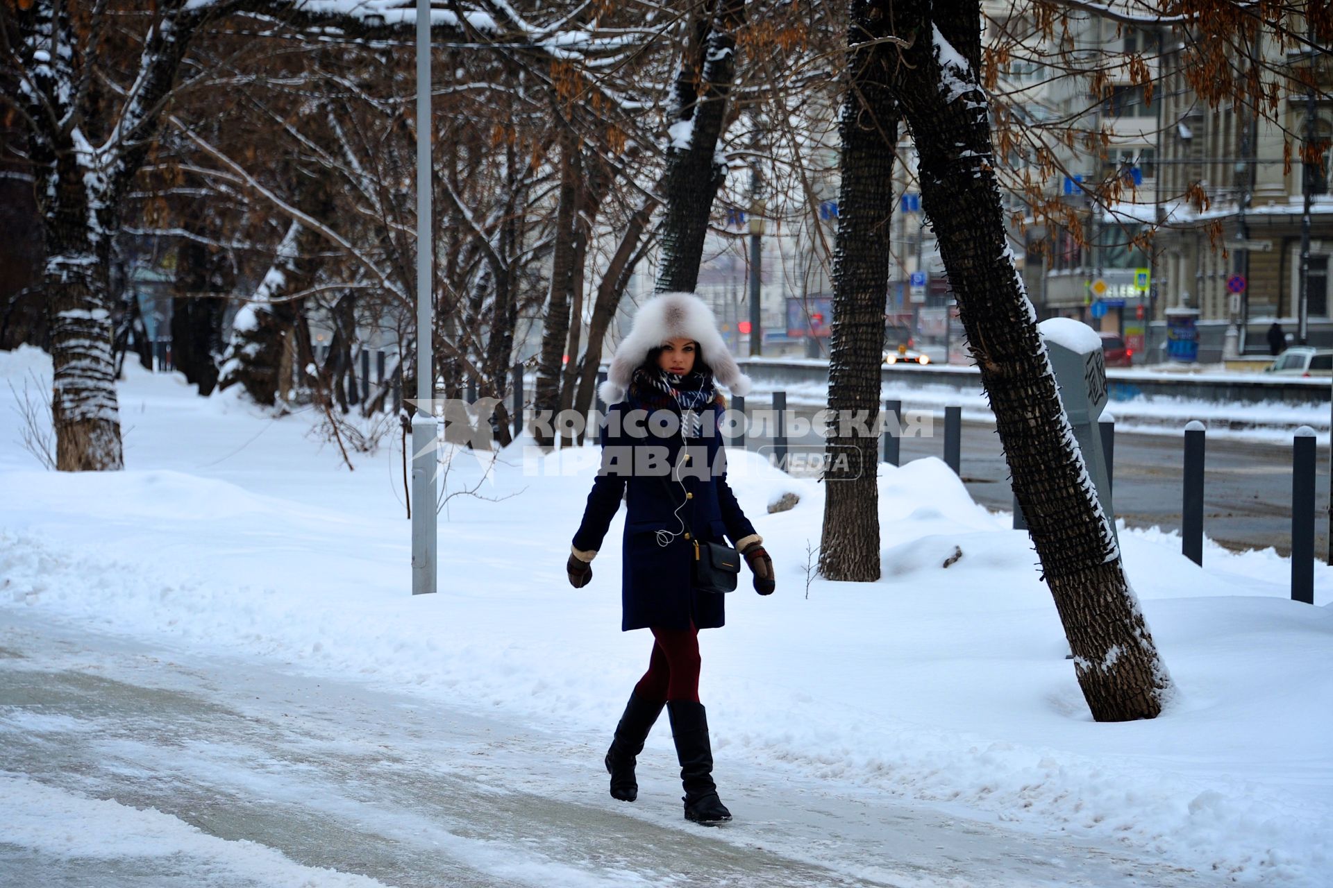 Последствия снегопада. На снимке: девушка идет по улице.