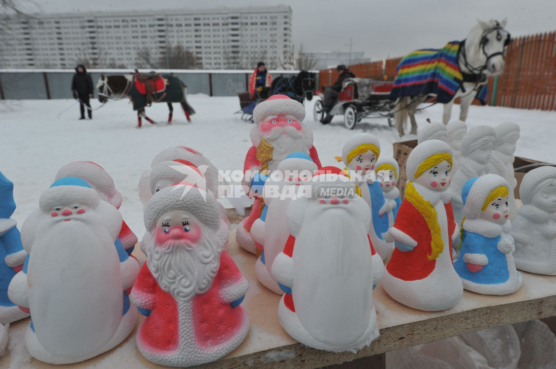 Усадьба Деда Мороза в Кузьминках. На снимке: фигурки Деда Мороза и Снегурочки.