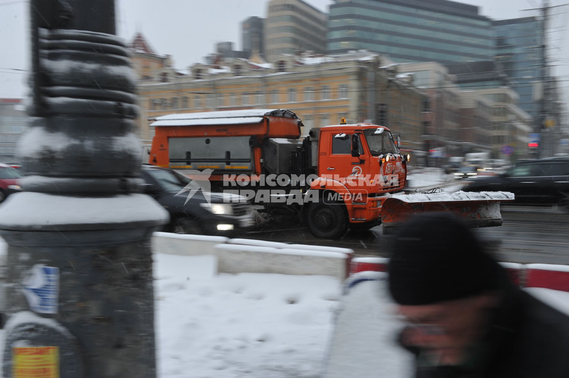 Снегопад в Москве. На снимке: снегоуборочная машина едет по Ленинградскому проспекту.