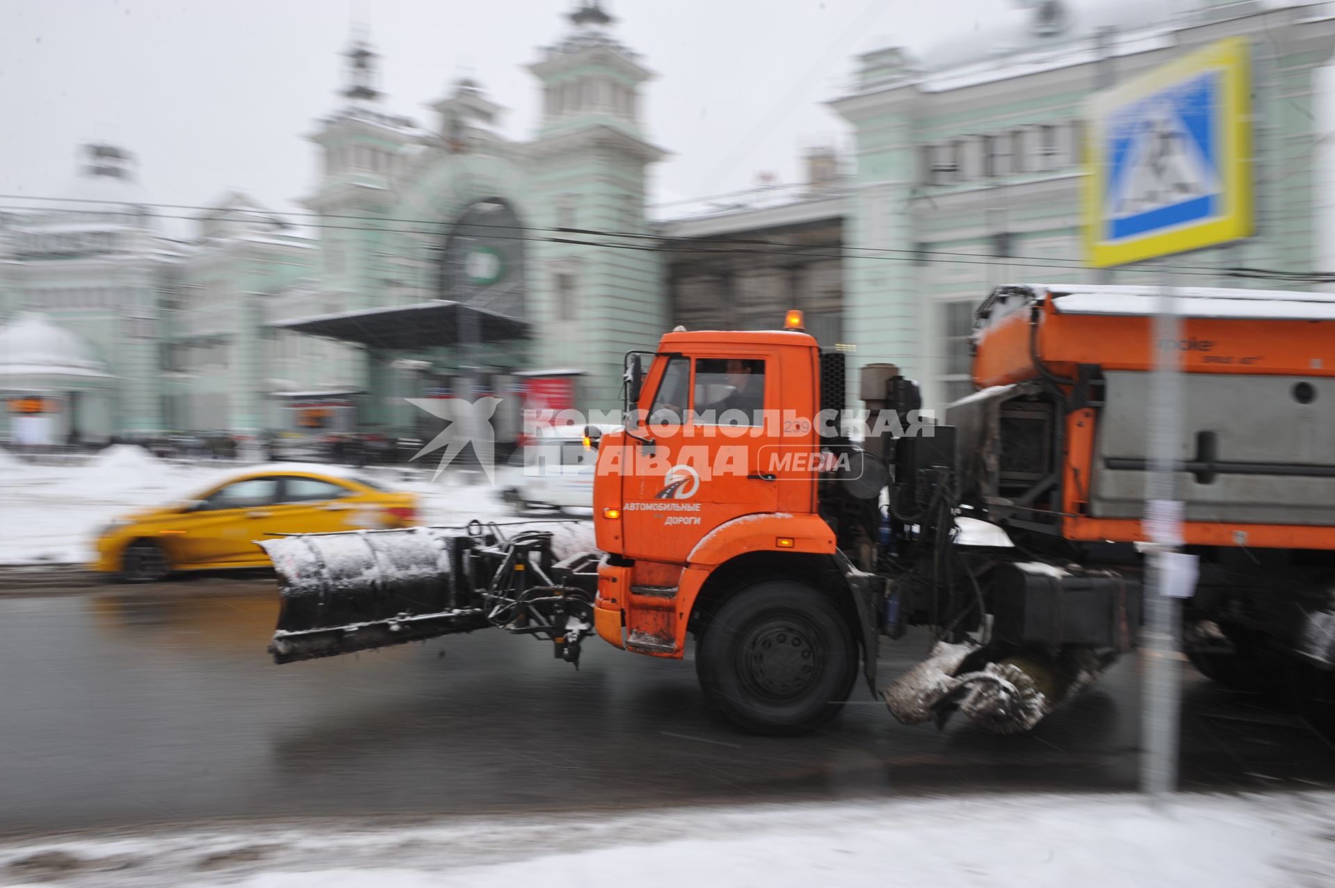 Снегопад в Москве. На снимке: снегоуборочная машина едет по Ленинградскому проспекту.