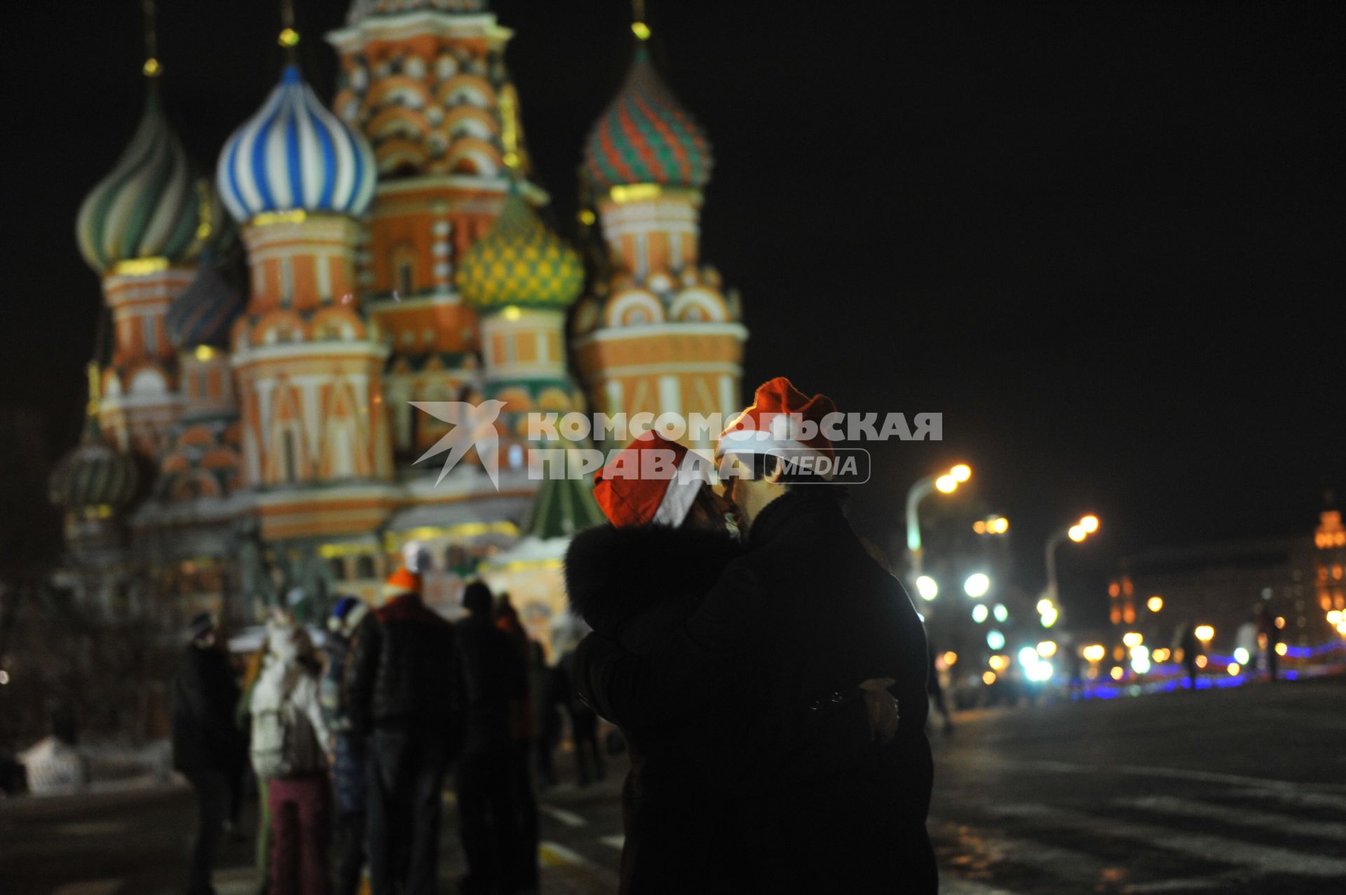 Празднование Старого Нового года в Москве. На снимке: целующиеся влюбленные в шапках Деда Мороза на Красной площади.