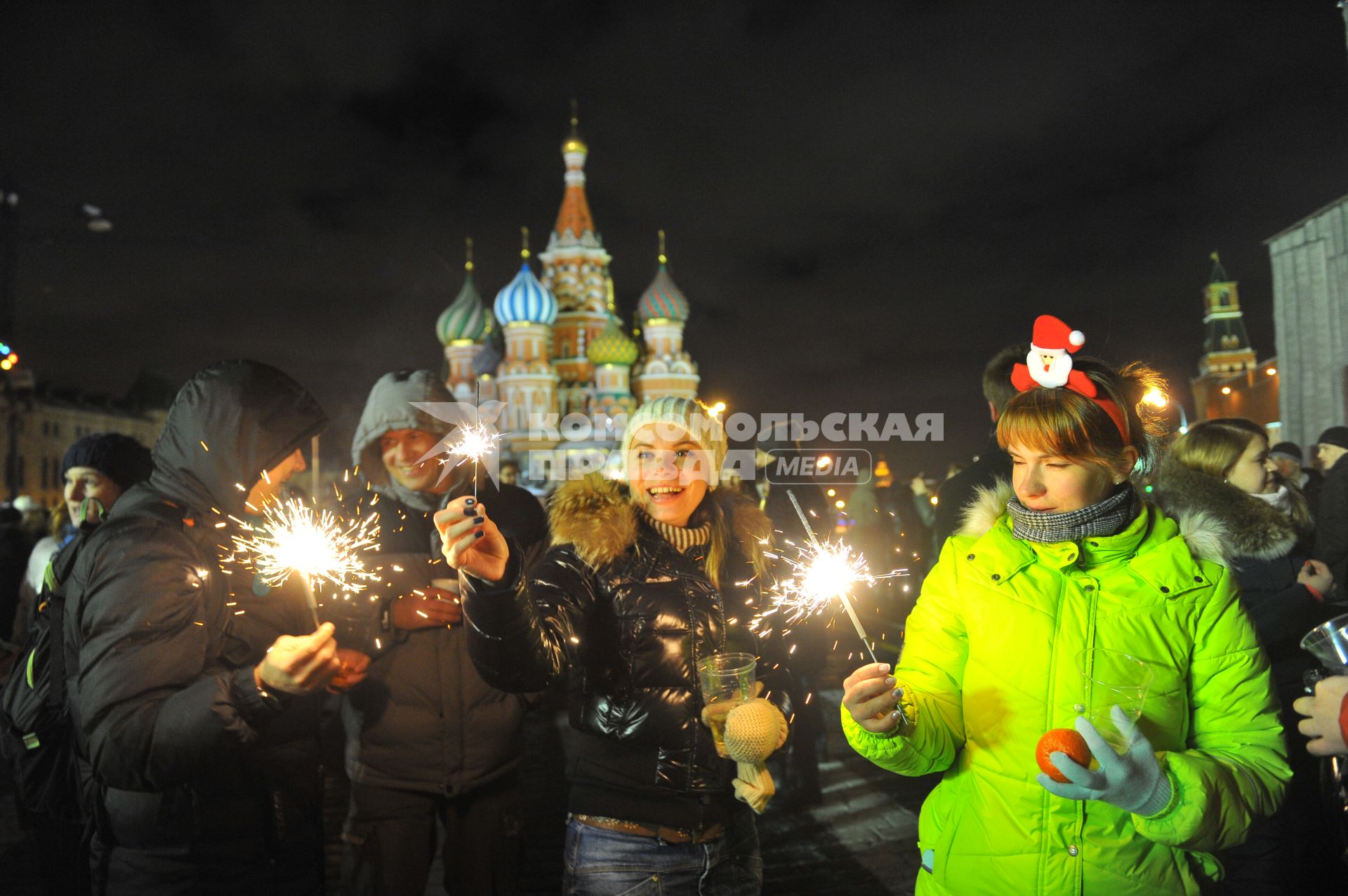 Празднование Старого Нового года в Москве. На снимке: девушки с бенгальскими огнями на Красной площади.