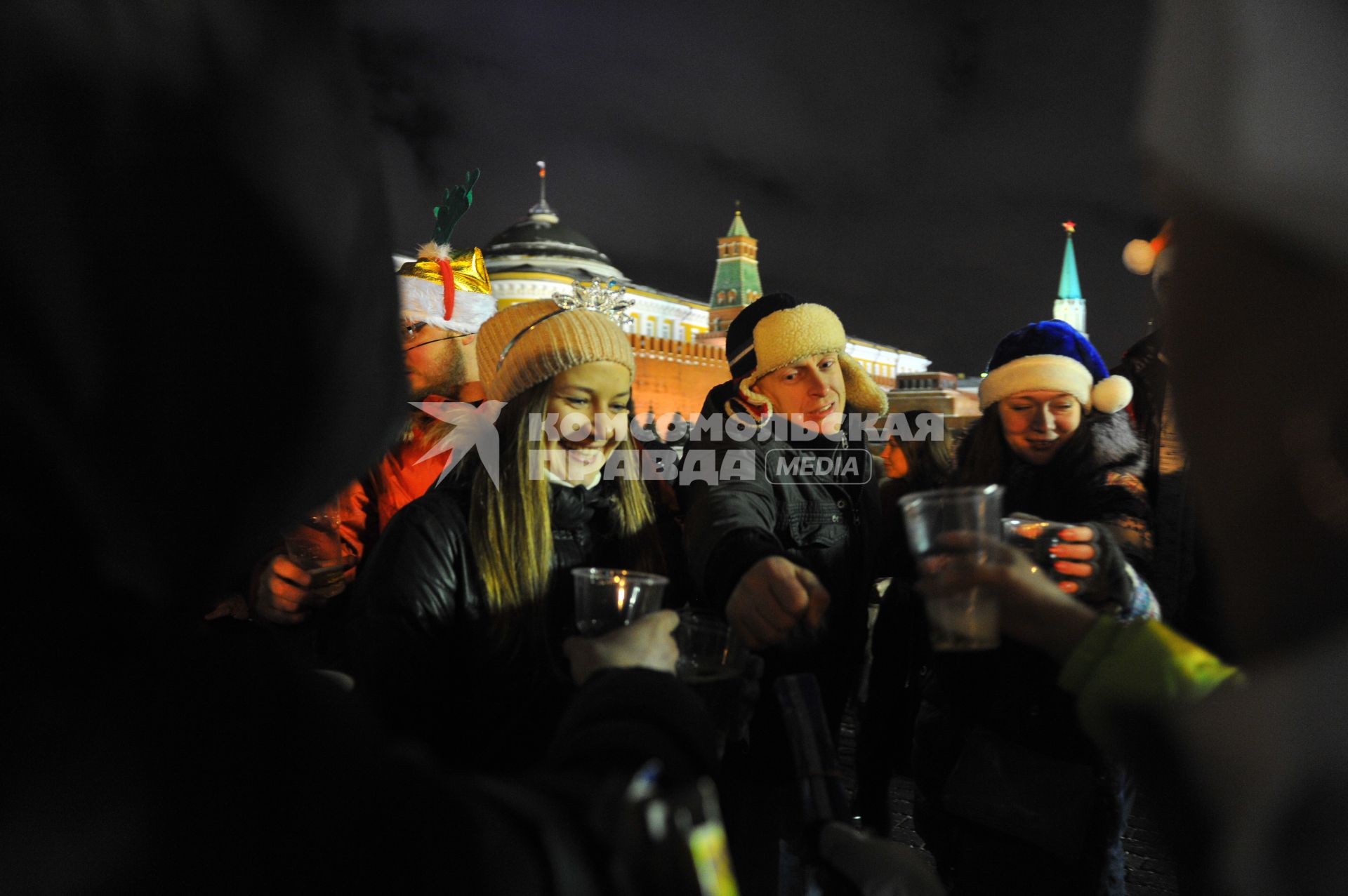 Празднование Старого Нового года в Москве. На снимке: люди пьют шампанское на Красной площади.