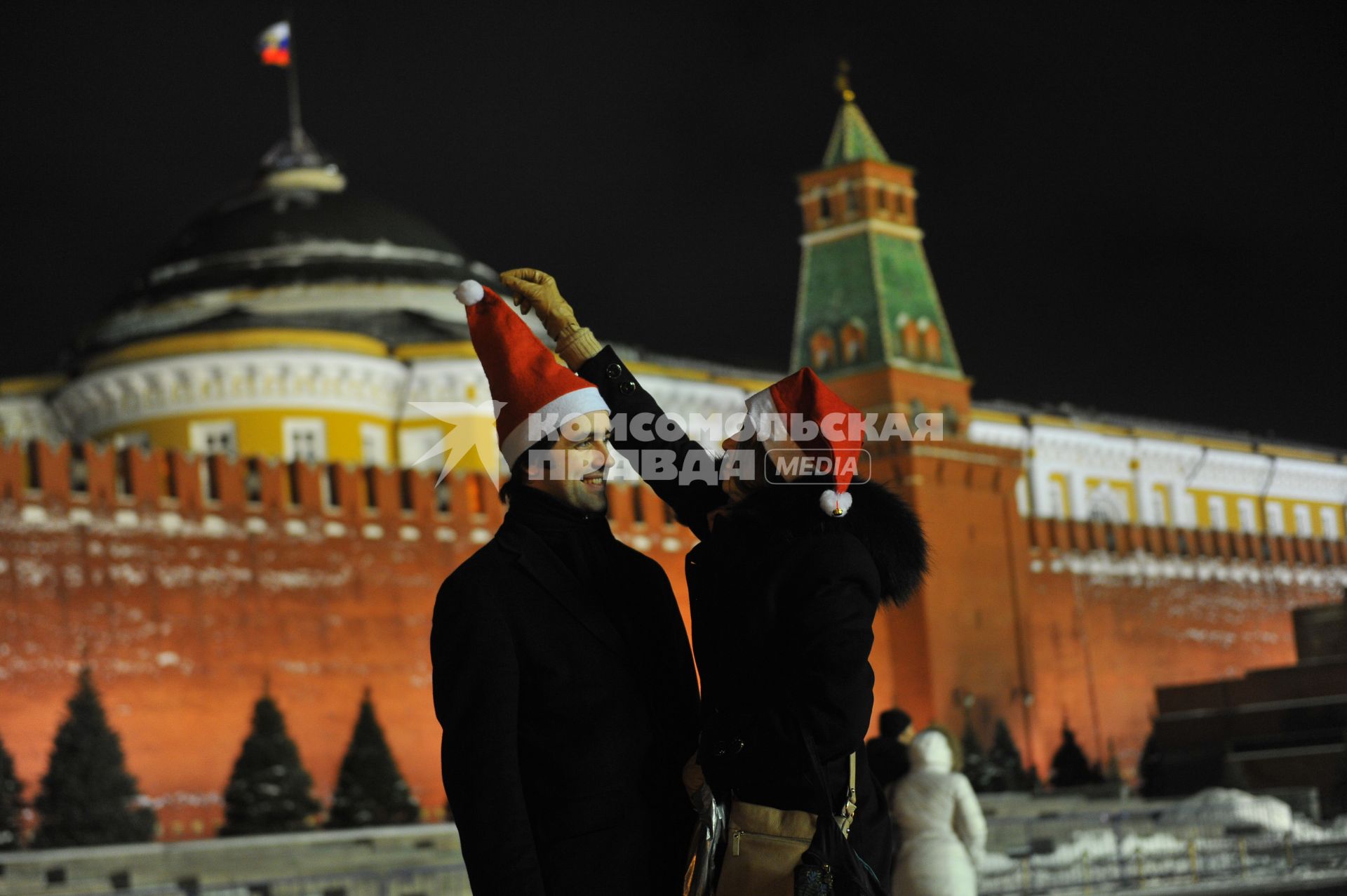 Празднование Старого Нового года в Москве. На снимке: молодые люди в шапках Деда Мороза на Красной площади.