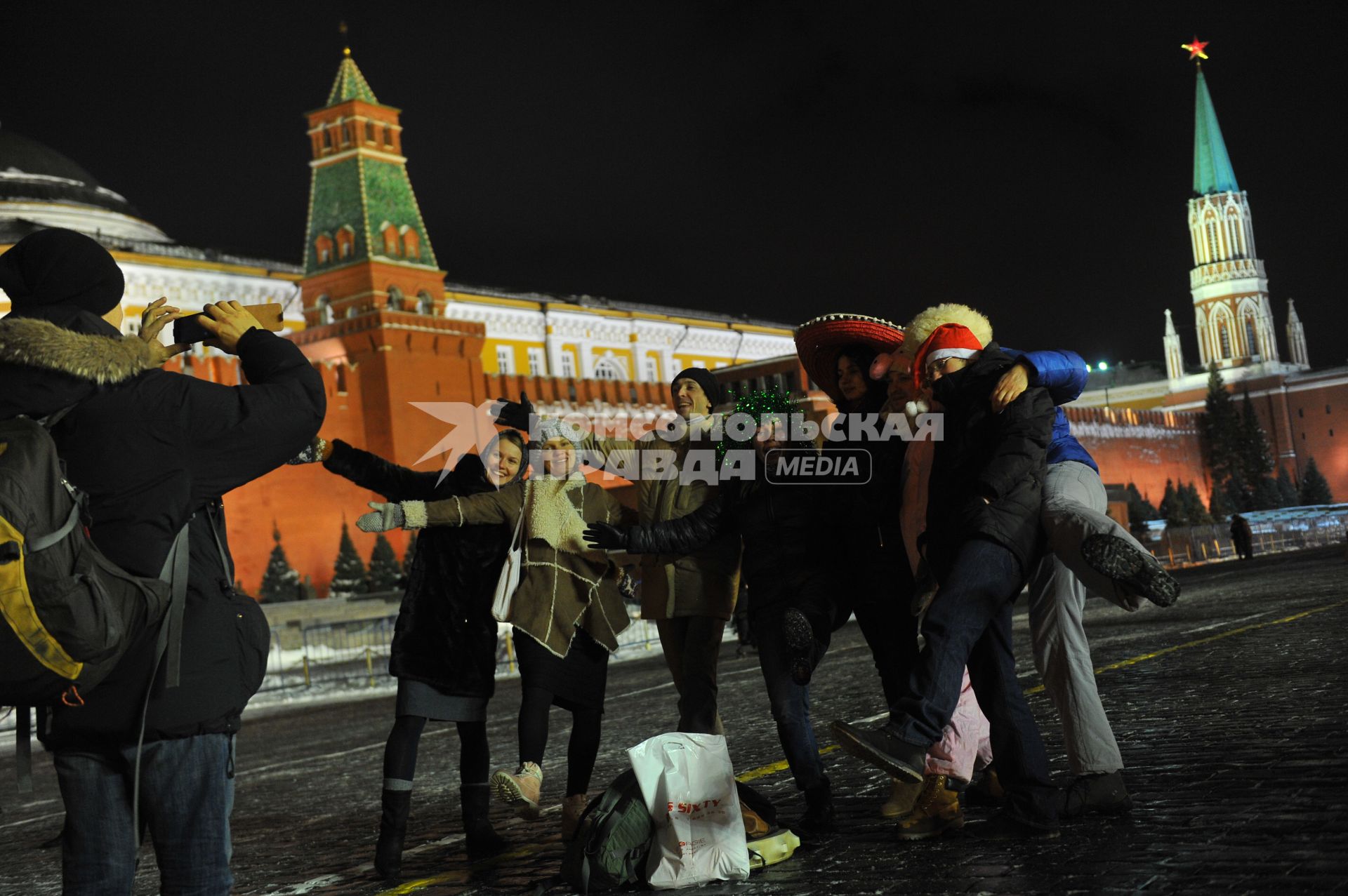 Празднование Старого Нового года в Москве. На снимке: молодые люди фотографируются на Красной площади.