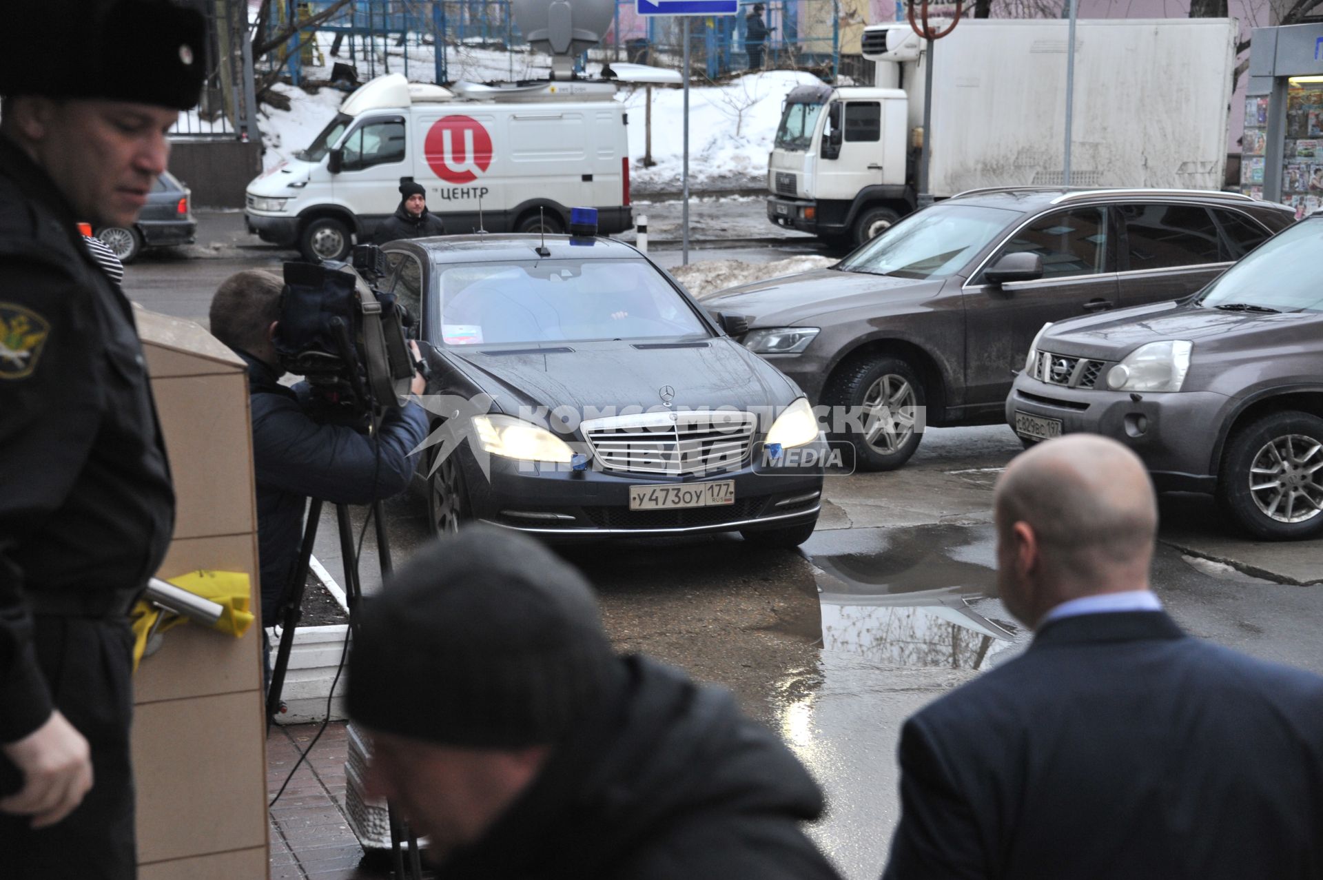 Рассмотрение дела о хищениях в `Оборонсервисе` в Пресненском суде. На снимке: бывший министр обороны России Анатолий Сердюков (в автомобиле) перед началом допроса в качестве свидетеля.