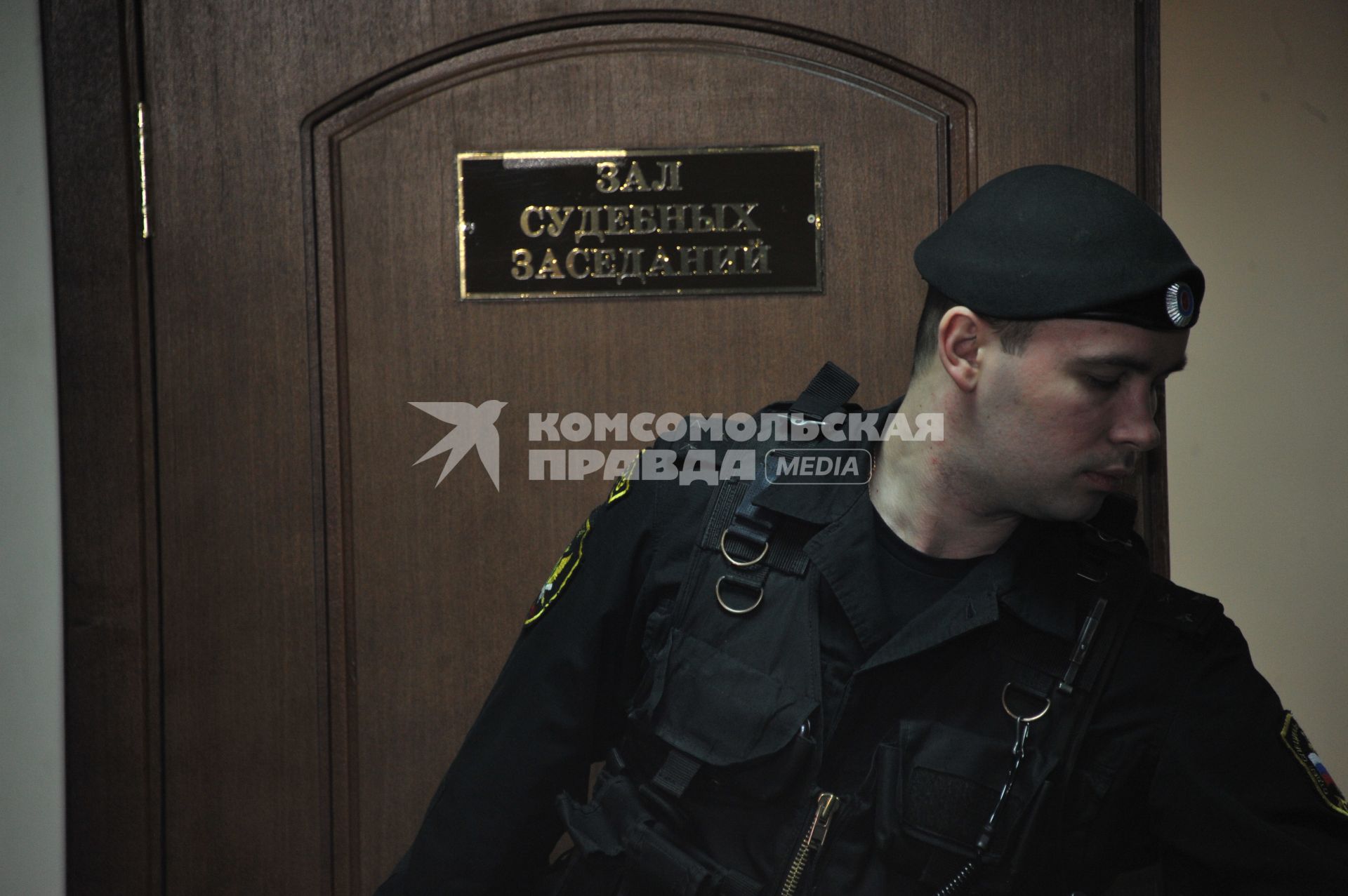 Рассмотрение дела о хищениях в `Оборонсервисе` в Пресненском суде. На экране: сотрудник спецназа у входа в зал суда.