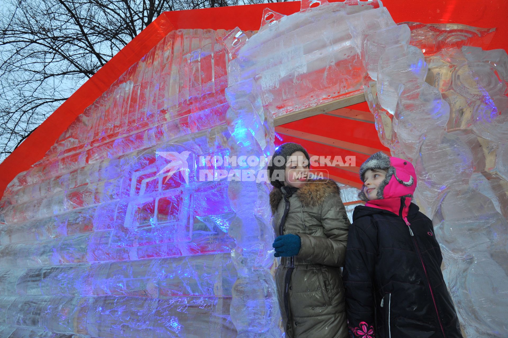 Проект `Планета LёD` в Сокольниках. На снимках: девочки в ледяном доме.