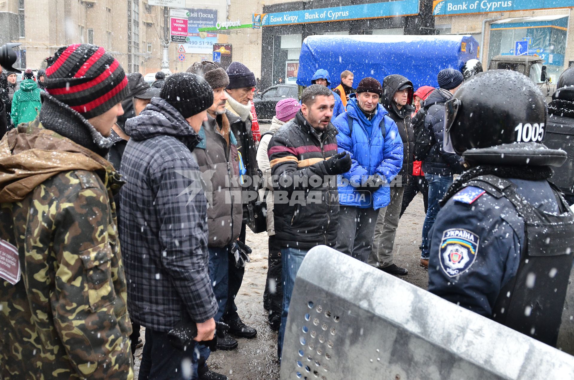 Киев. Активисты Евромайдана разговаривают с сотрудниками спецподразделения МВД на Крещатике.