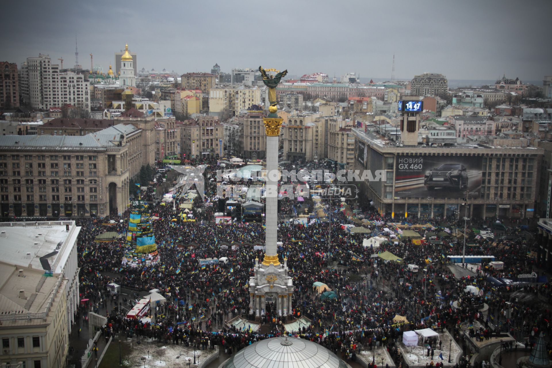Киев. Активисты Евромайдана на площади Независимости (Незалежности).