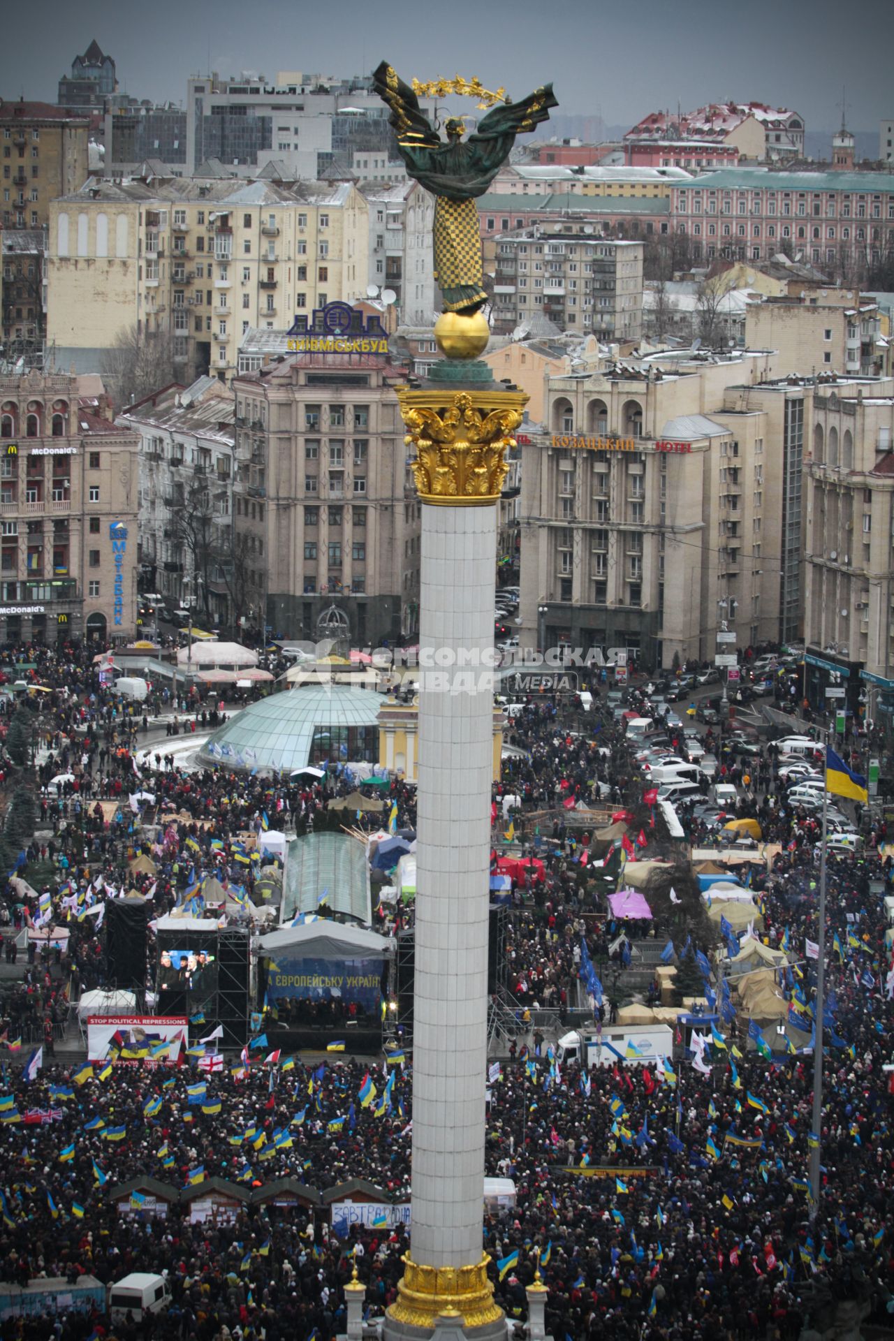 Киев. Активисты Евромайдана на площади Независимости (Незалежности).