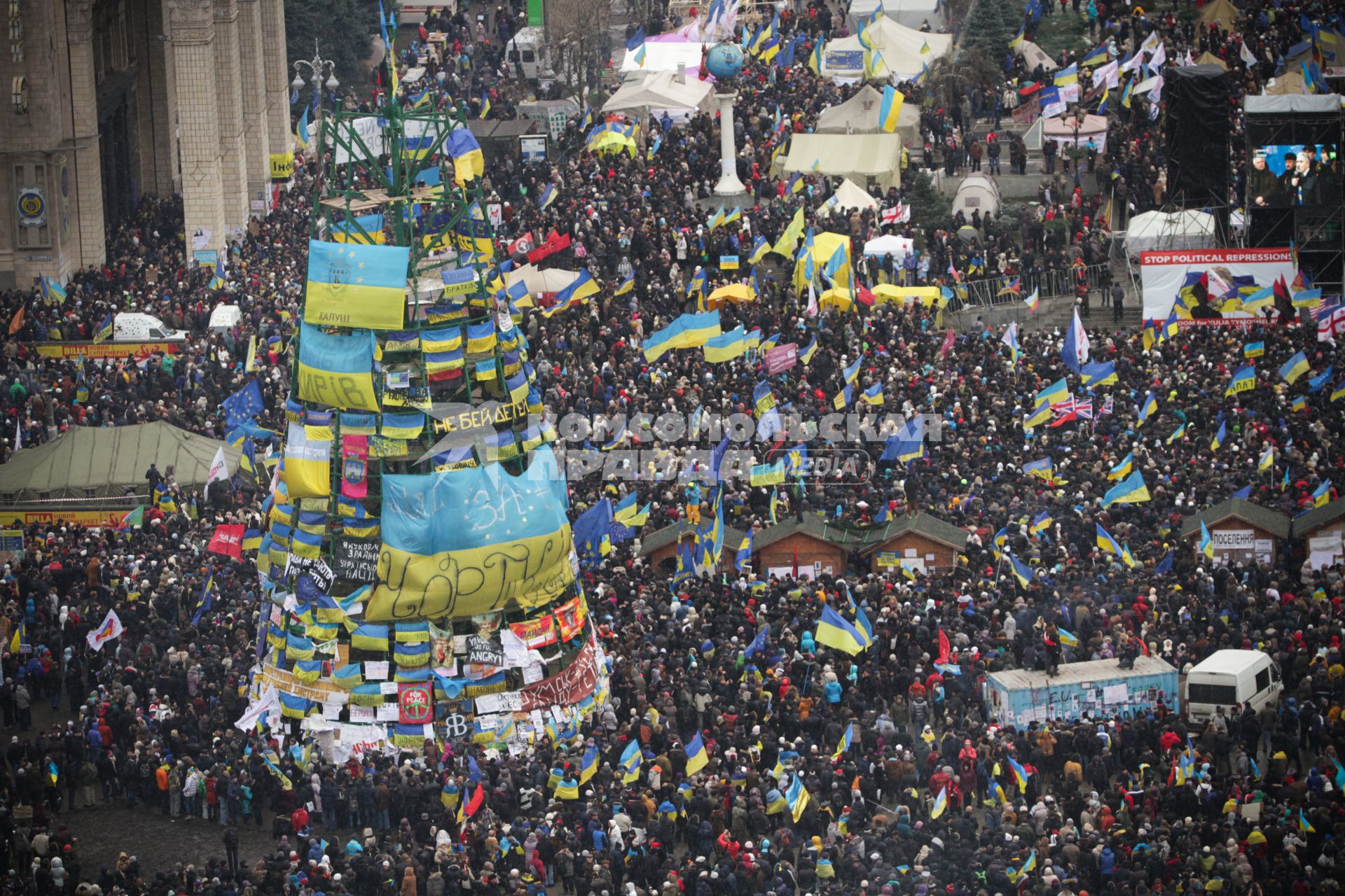 Киев. Активисты Евромайдана на площади Независимости (Незалежности).