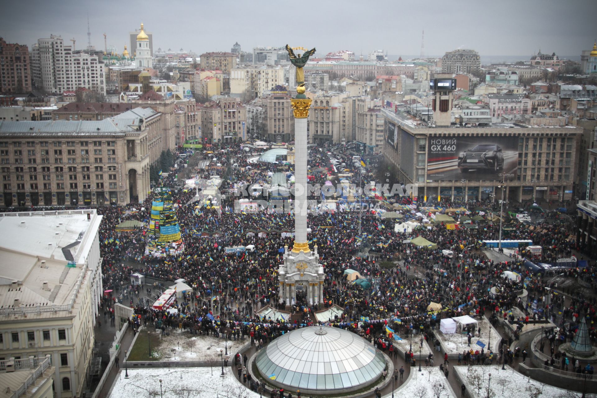 Киев. Активисты Евромайдана на площади Независимости (Незалежности).