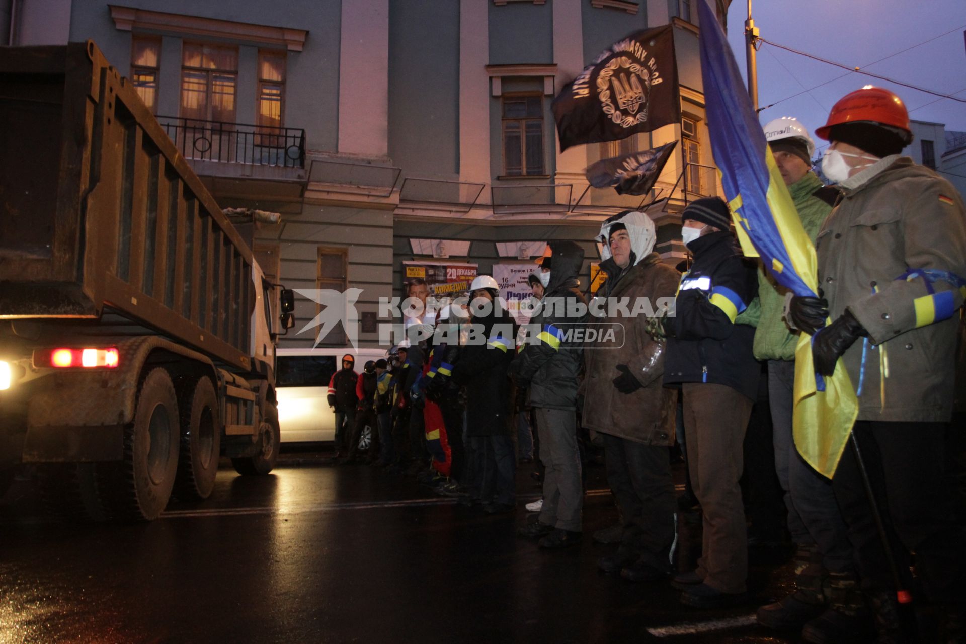 Киев. Активисты Евромайдана в оцеплении на улице Грушевского.