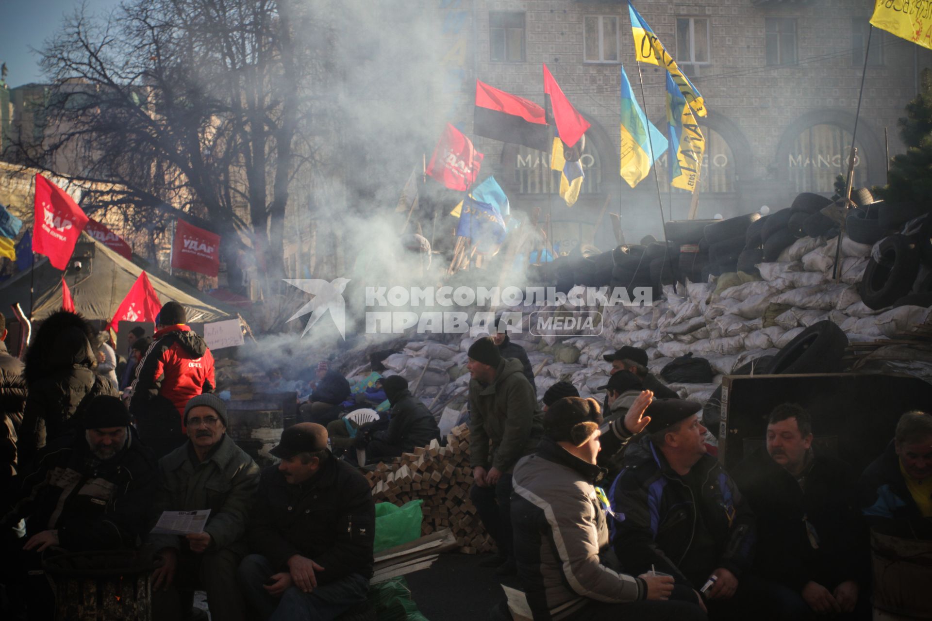 Киев. Активисты Евромайдана на баррикадах.