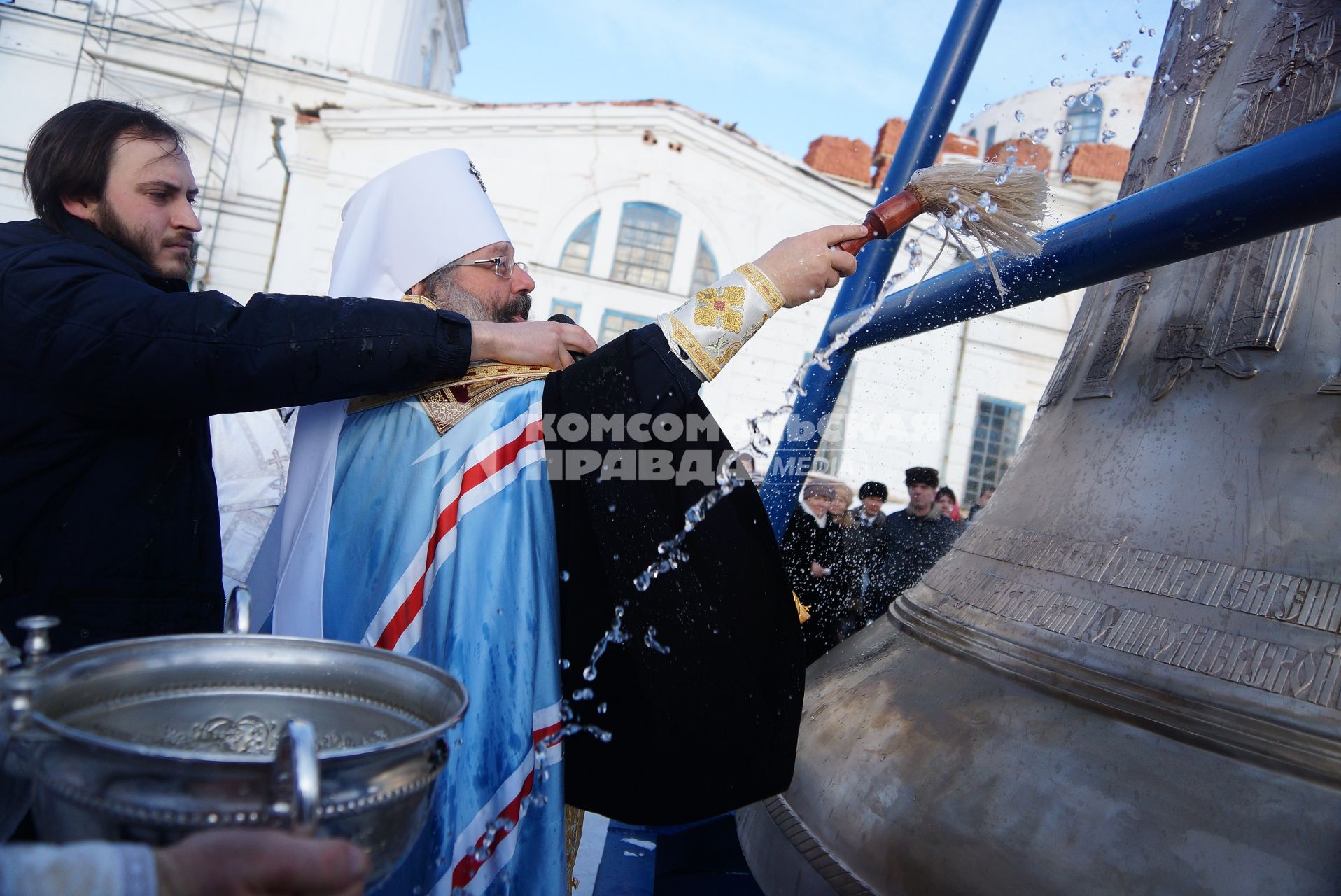 Митрополит Верхотурский и Екатеринбургский Кирилл окропляет святой водой колокол для Свято-Николаевского мужского монастыря.
