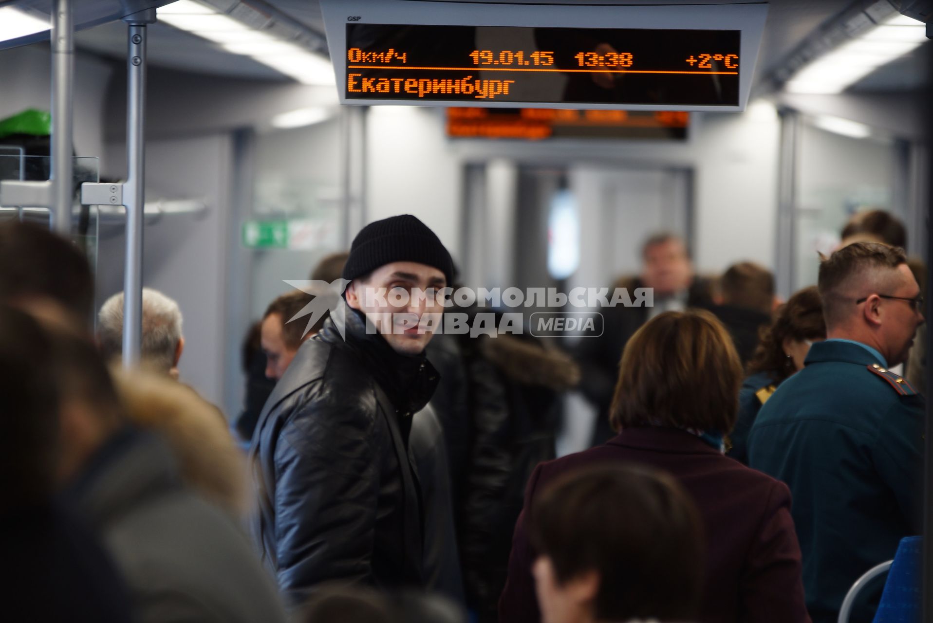 Пассажиры занимают свои места в электропоезде ЭС2Г \"Ласточка\", перед отправкой в демонстрационную поездку до г.Верхотурье с  Екатеринбургского железнодорожного вокзала,