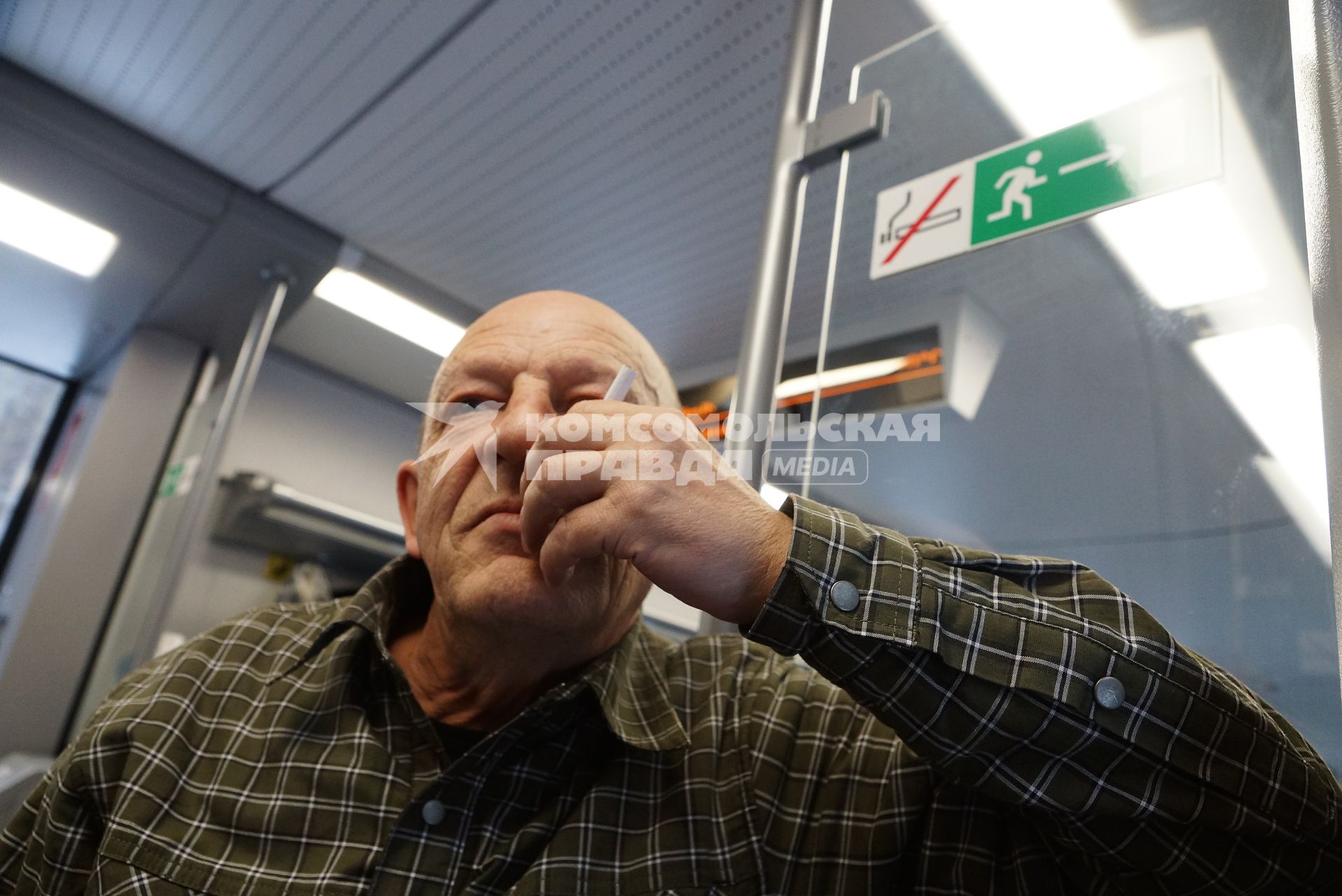 пассажир с сигаретой в электропоезде ЭС2Г Ласточка, во время демонстрационной поездки до г.Верхотурье