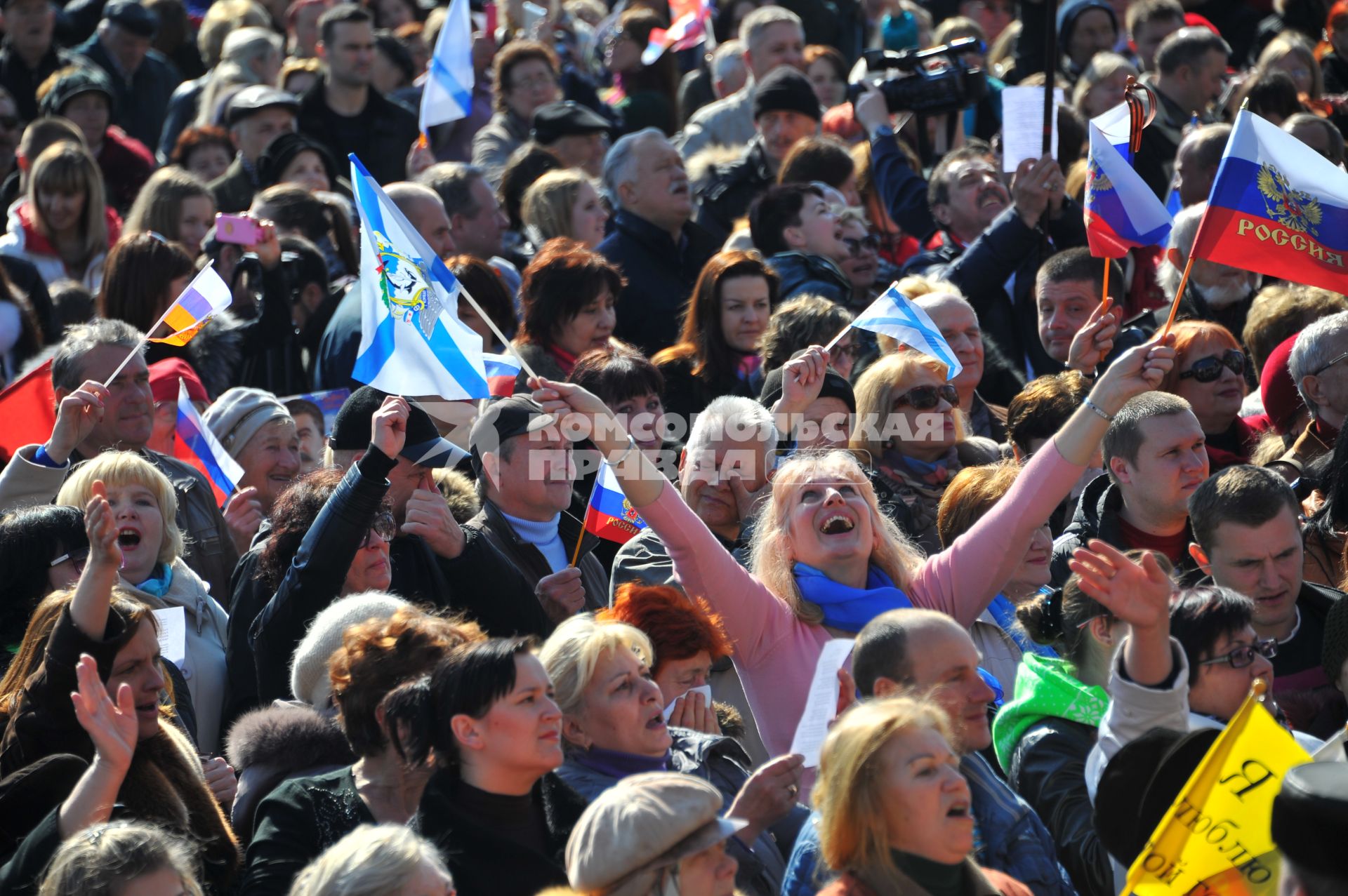 Севастополь. Прямая трансляция выступления президента РФ В.Путина по поводу принятия Крыма и Севастополя в состав РФ. На снимке: севастопольцы смотрят обращение В.Путина по экрану на площади Нахимова.