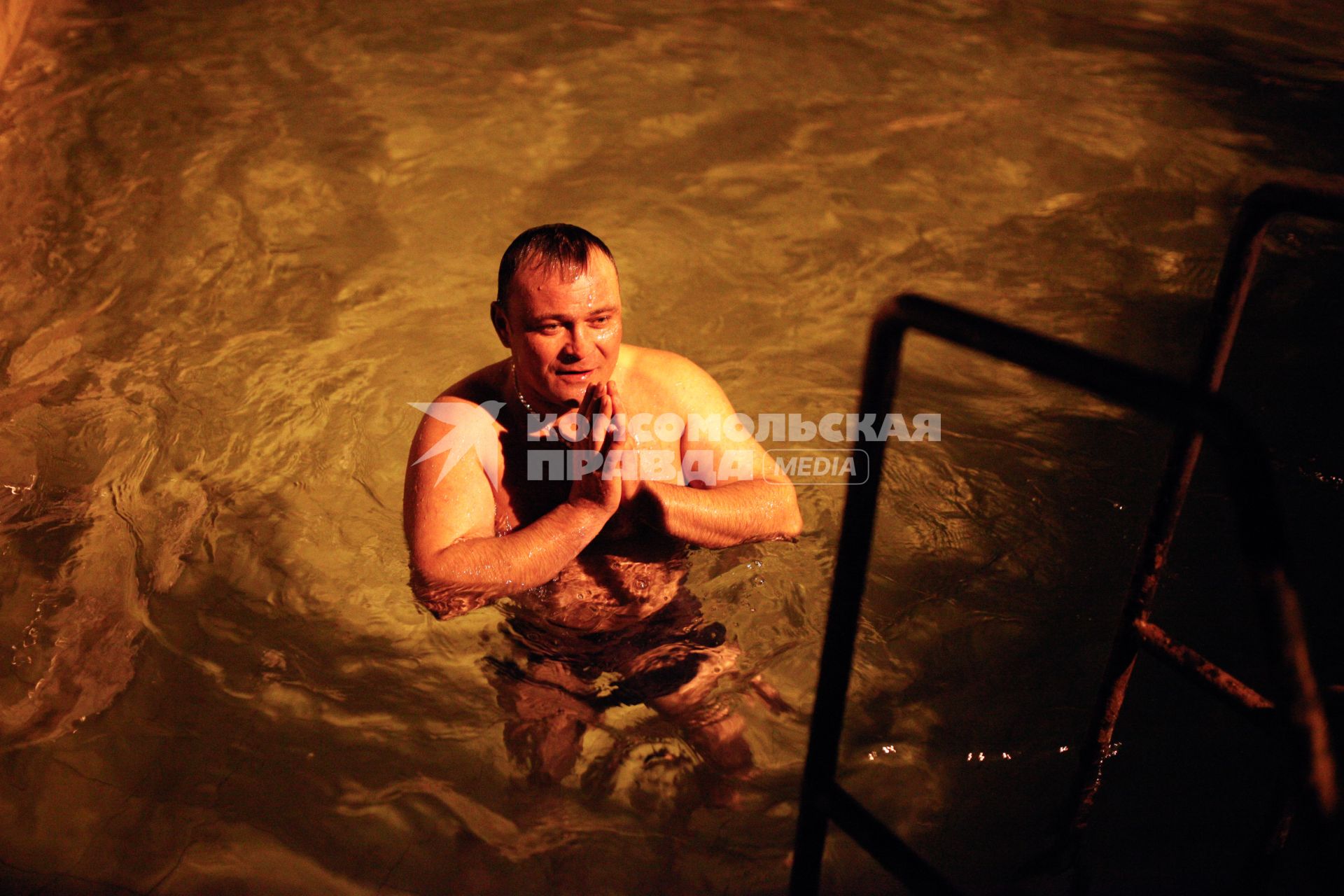 Крещенские купания в Ставрополе. На снимке: мужчина окунается в купели.
