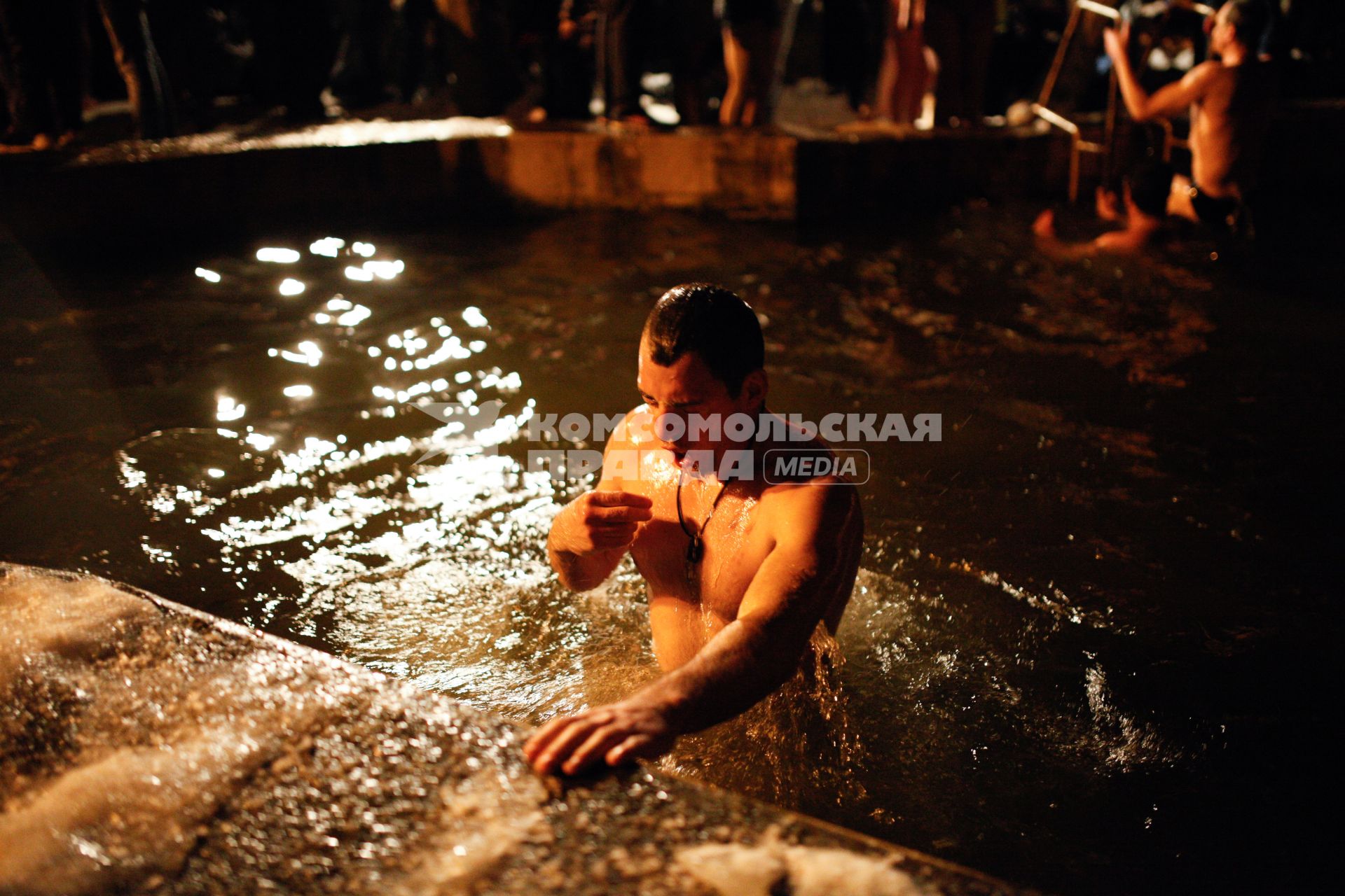 Крещенские купания в Ставрополе. На снимке: мужчина окунается в купели.