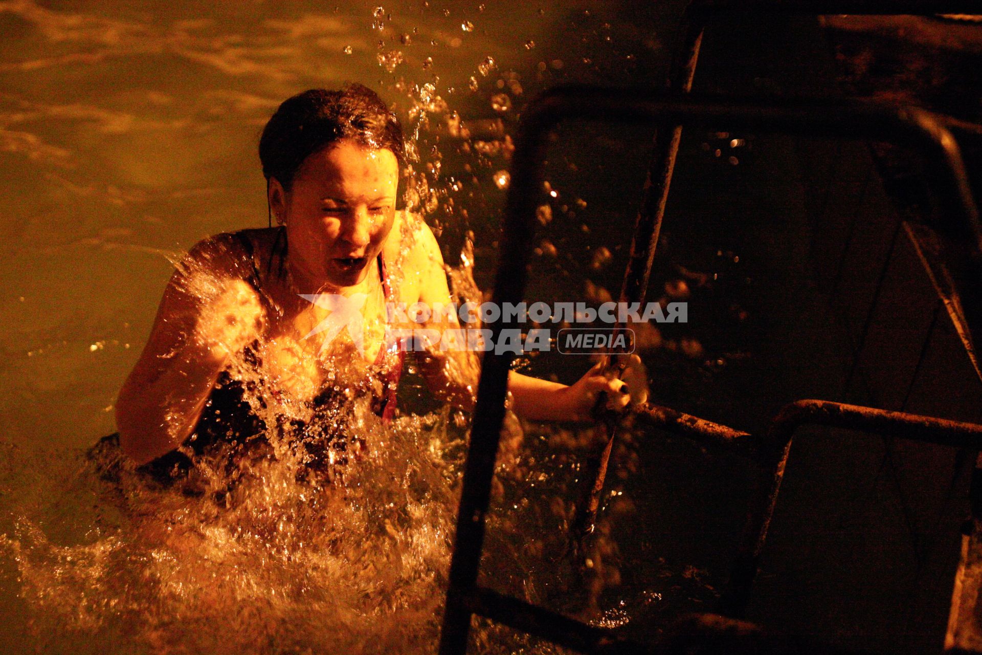 Крещенские купания в Ставрополе. На снимке: девушка окунается в купели.