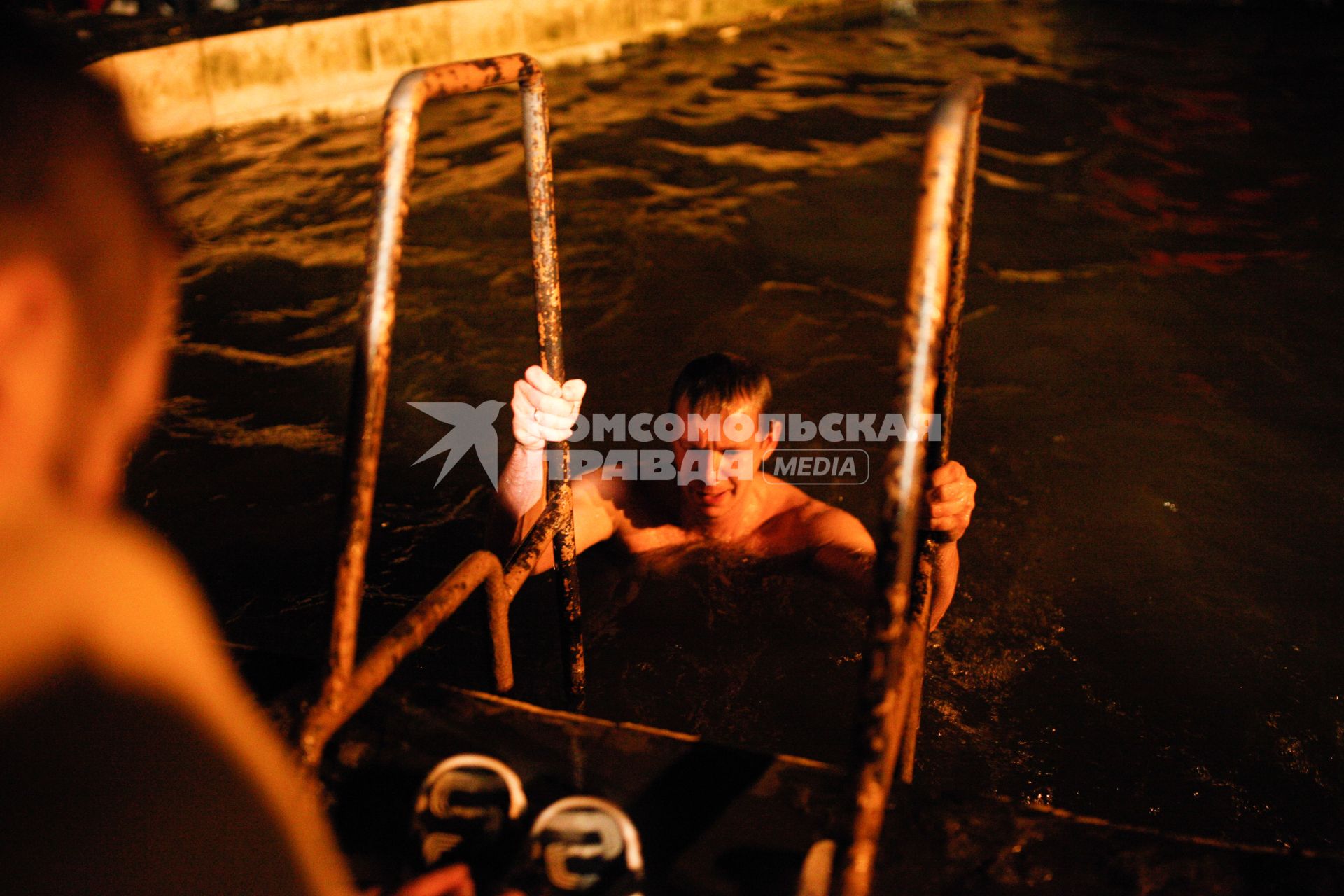 Крещенские купания в Ставрополе. На снимке: мужчина поднимается по лестнице после купания.