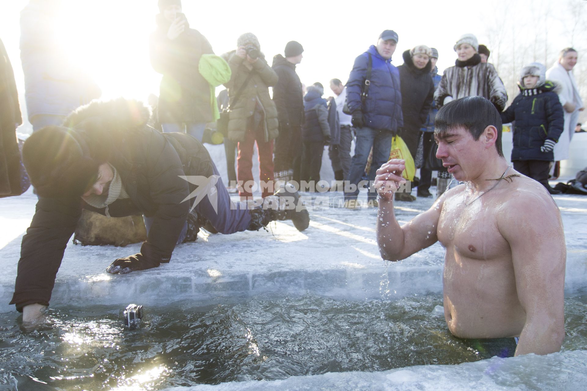 Крещенские купания в Иркутске. На снимке: мужчина окунается в проруби.