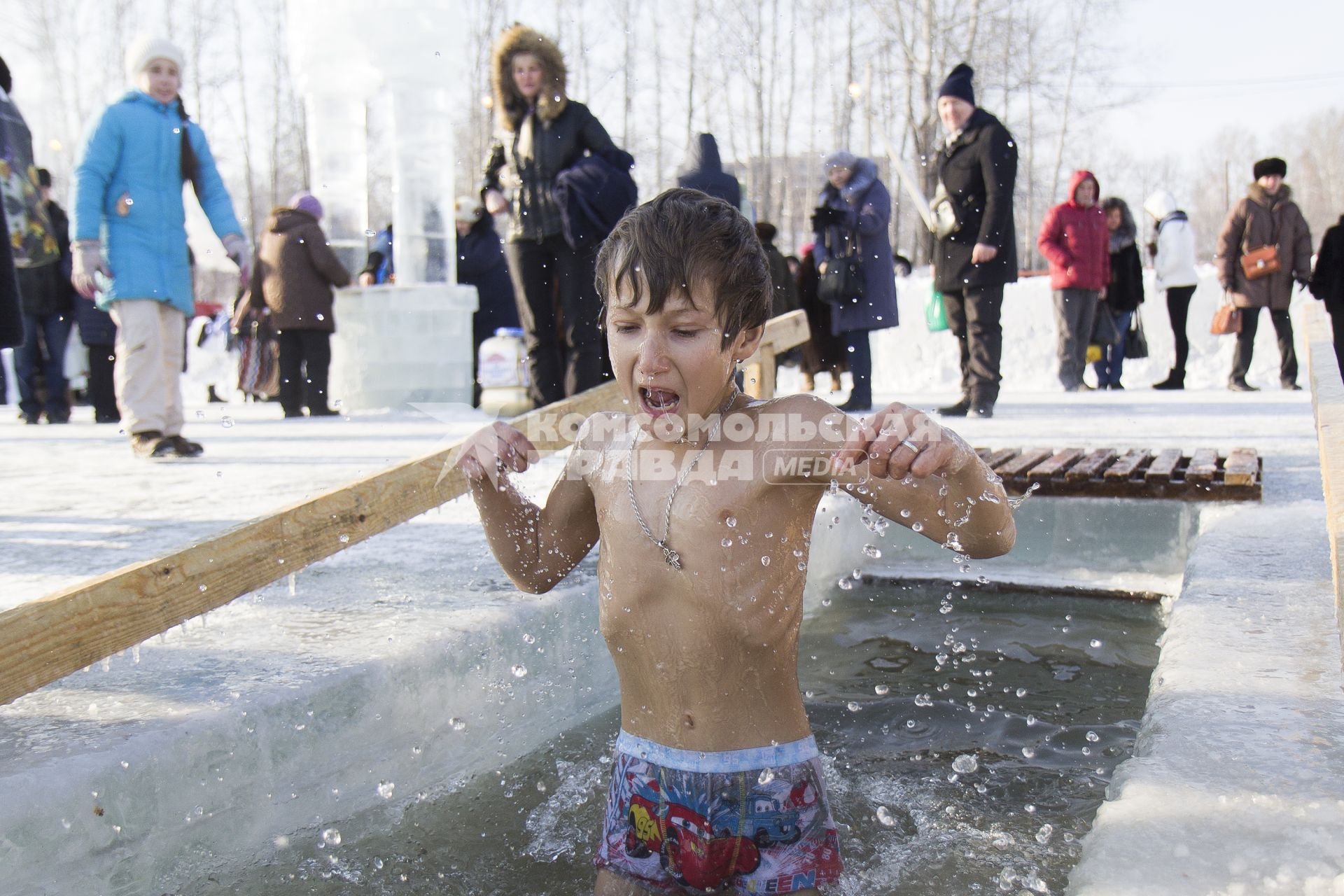 Крещенские купания в Иркутске. На снимке: мальчик заходит в прорубь.