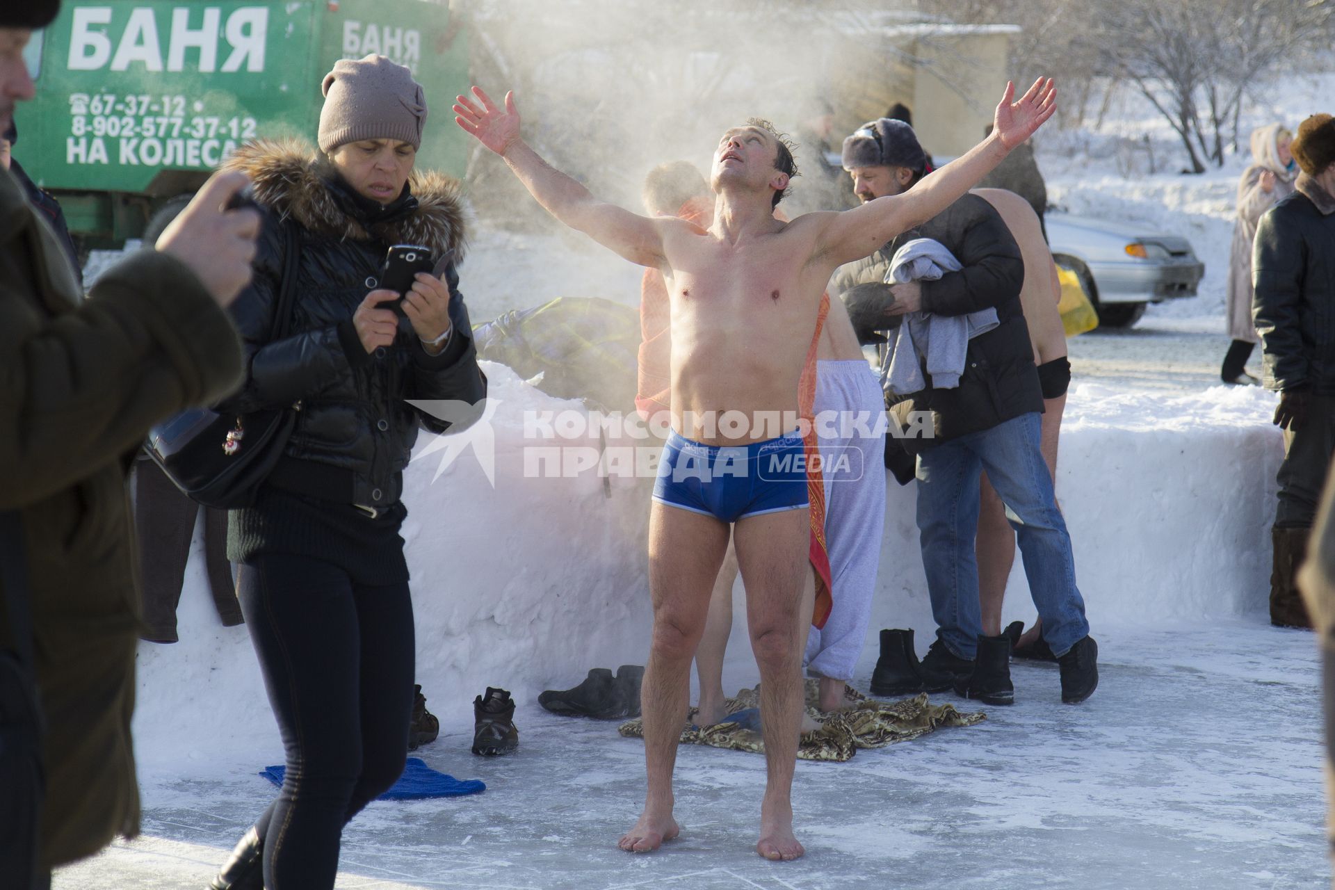 Крещенские купания в Иркутске. На снимке: мужчина после купания в проруби.
