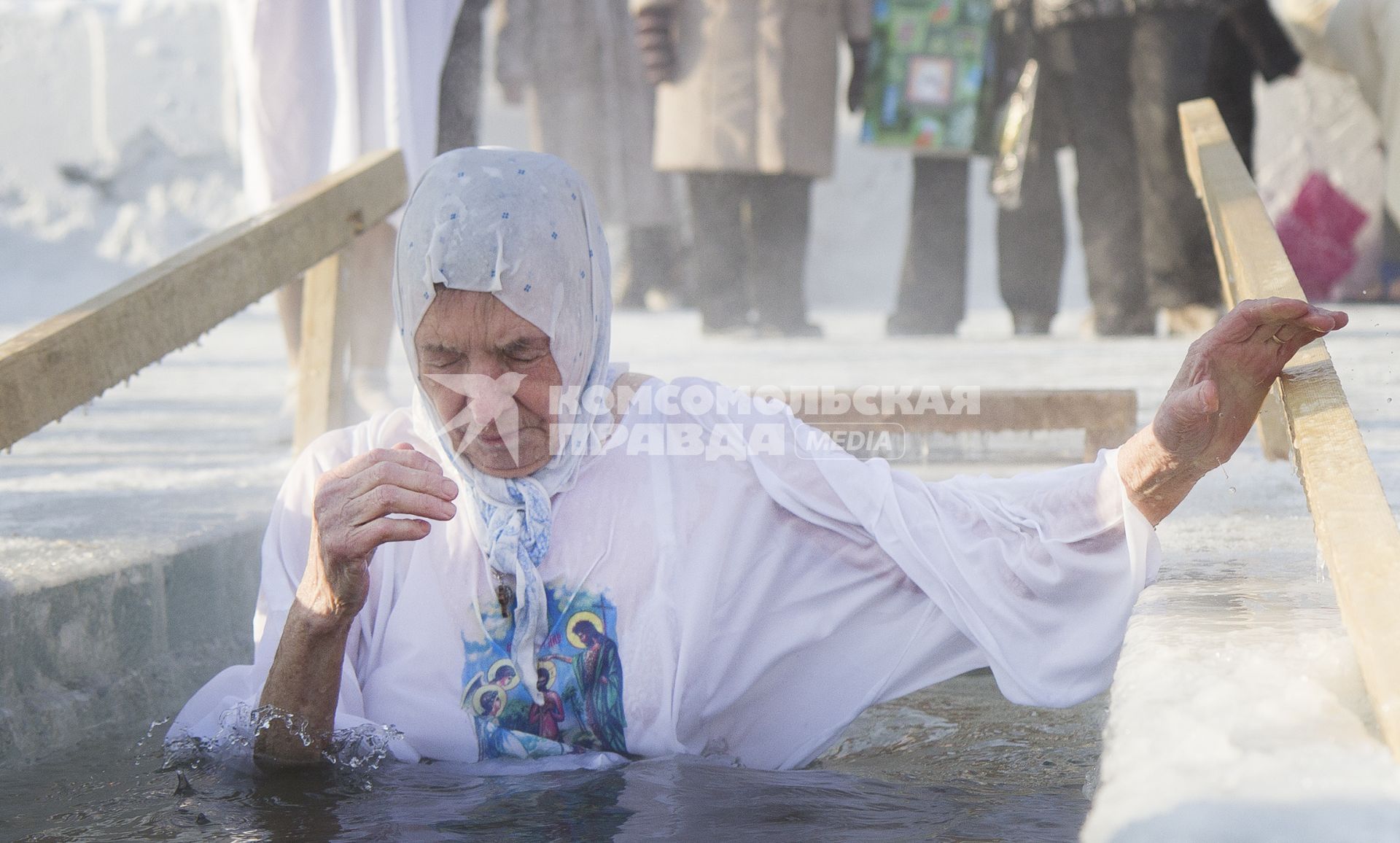 Крещенские купания в Иркутске. На снимке: женщина окунается в проруби.