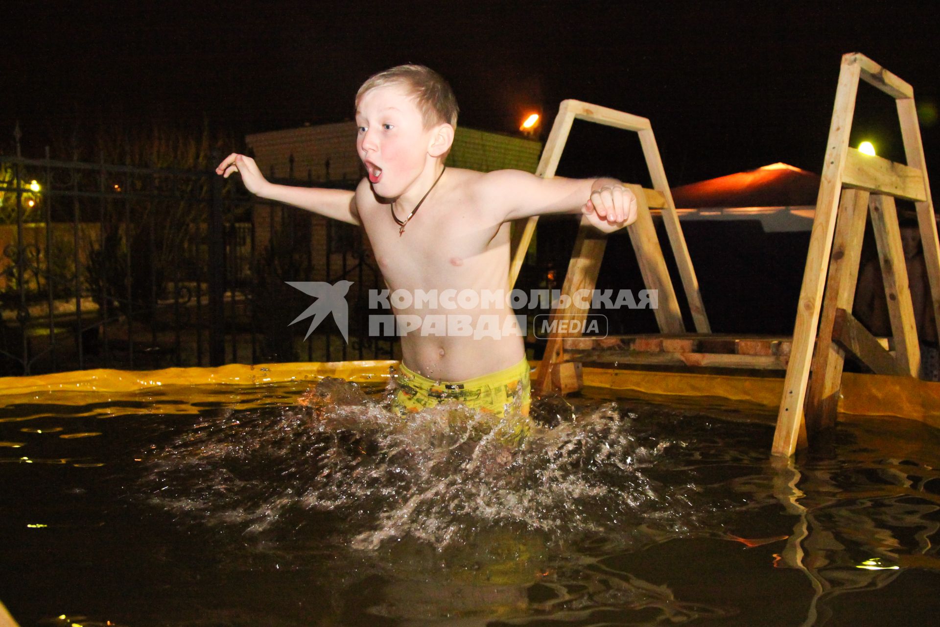 Крещенские купания в Воронеже. На снимке: мальчик окунается в проруби.