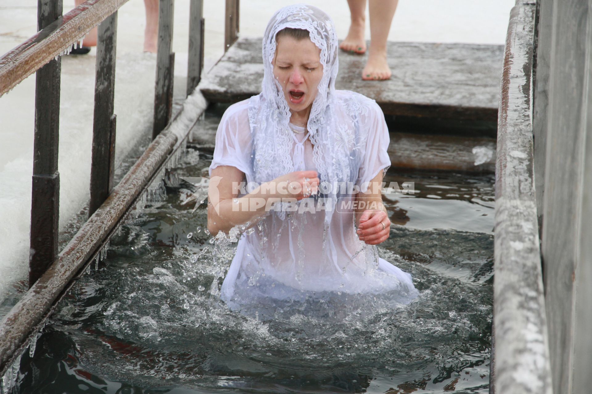 Крещенские купания в Барнауле. На снимке: девушка окунается в купели на реке Обь.