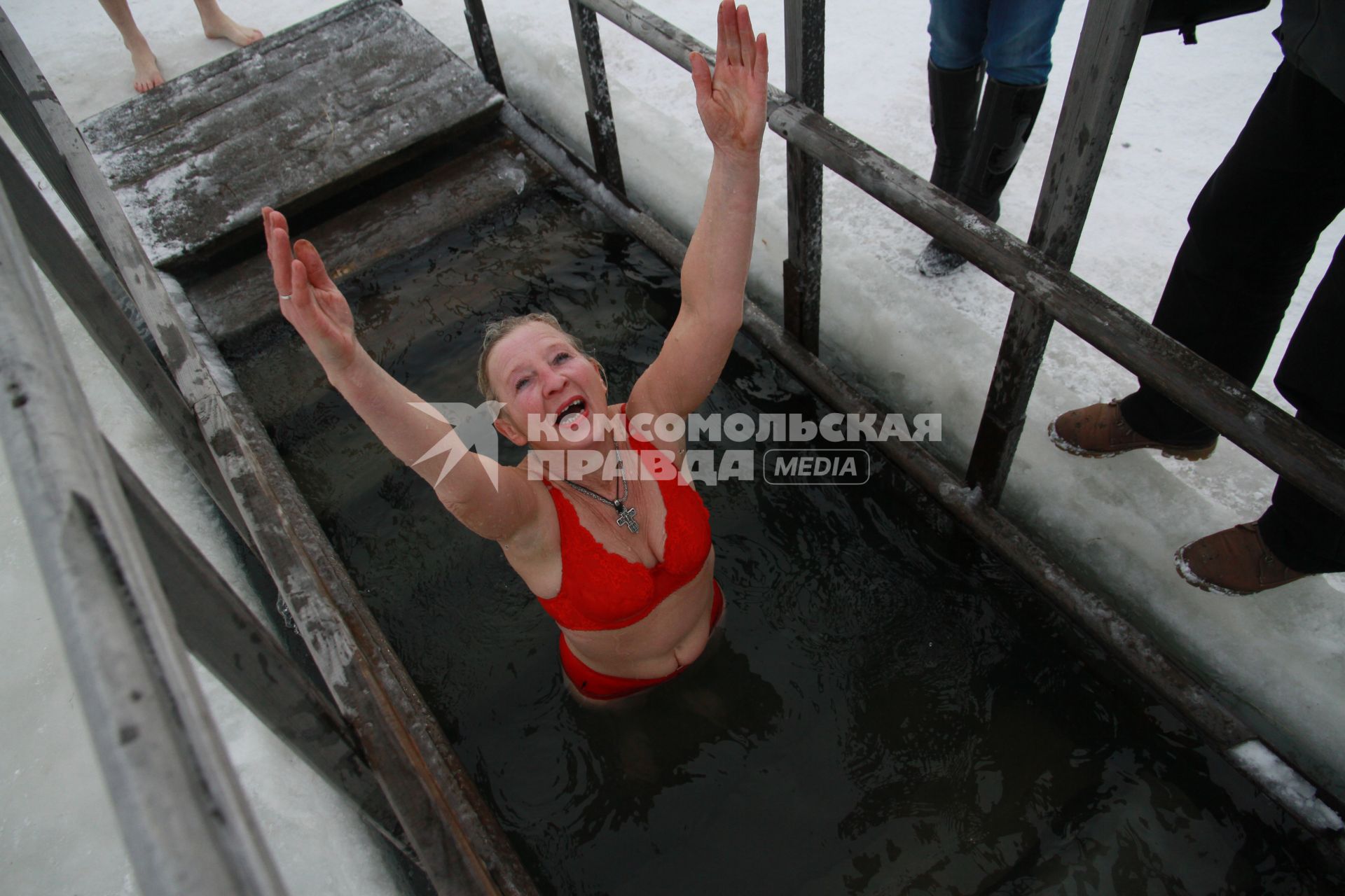 Крещенские купания в Барнауле. На снимке: женщина окунается в купели на реке Обь.