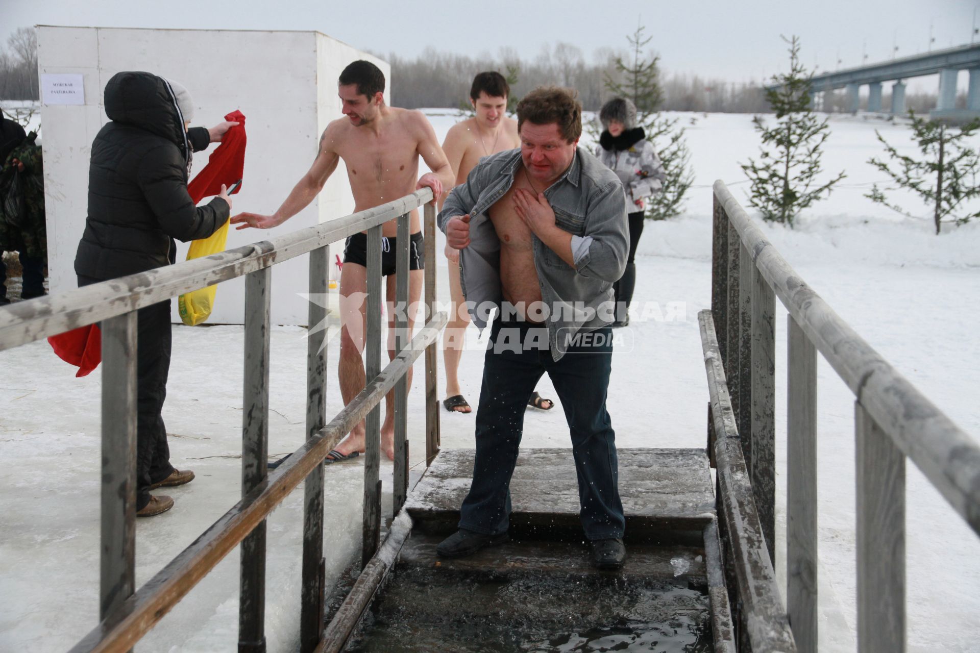 Крещенские купания в Барнауле. На снимке: мужчина около купели на реке Обь.