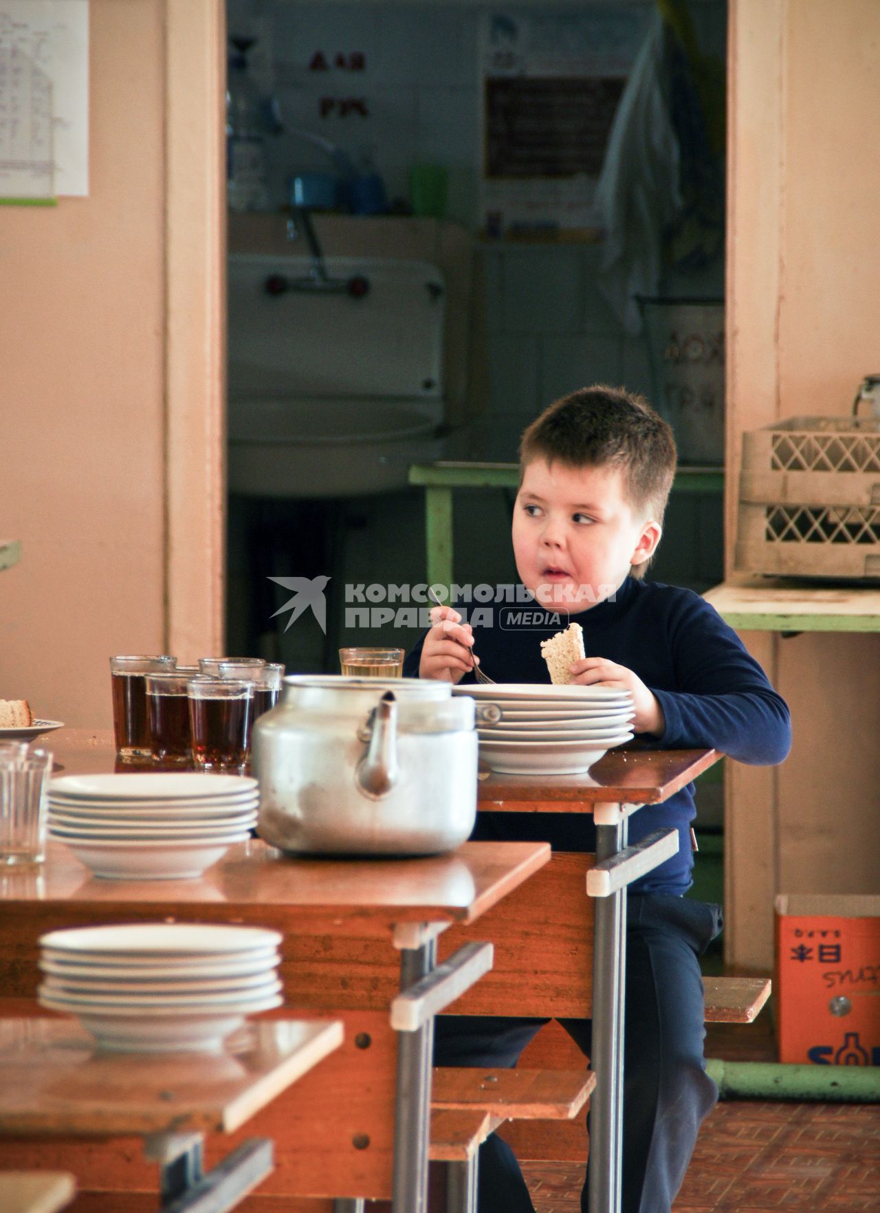 мальчик обедает в школьной столовой