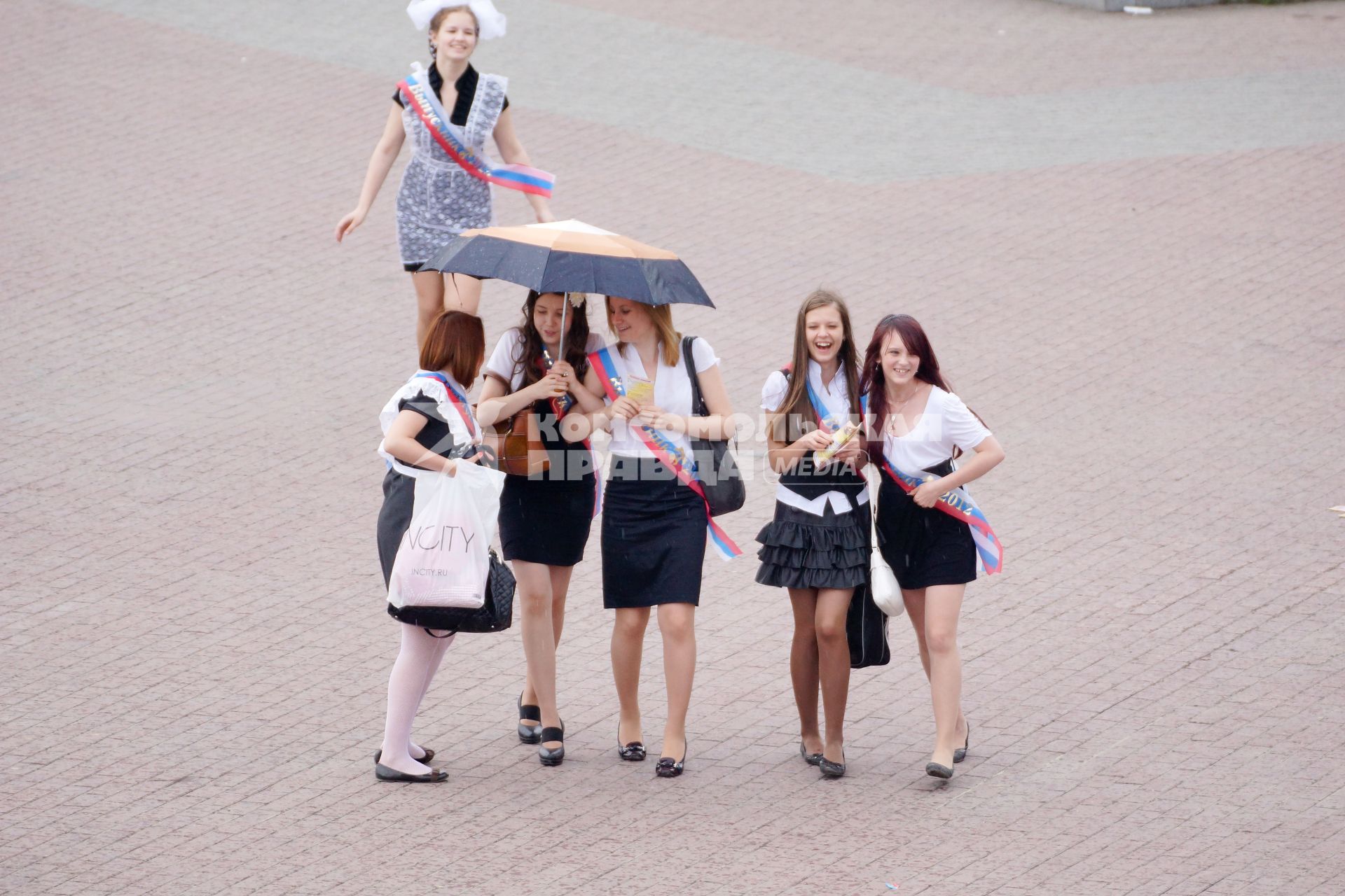 выпускницы попали под дождь во время празднования последнего звонка. Набережная Исети в Екатеринбурге.