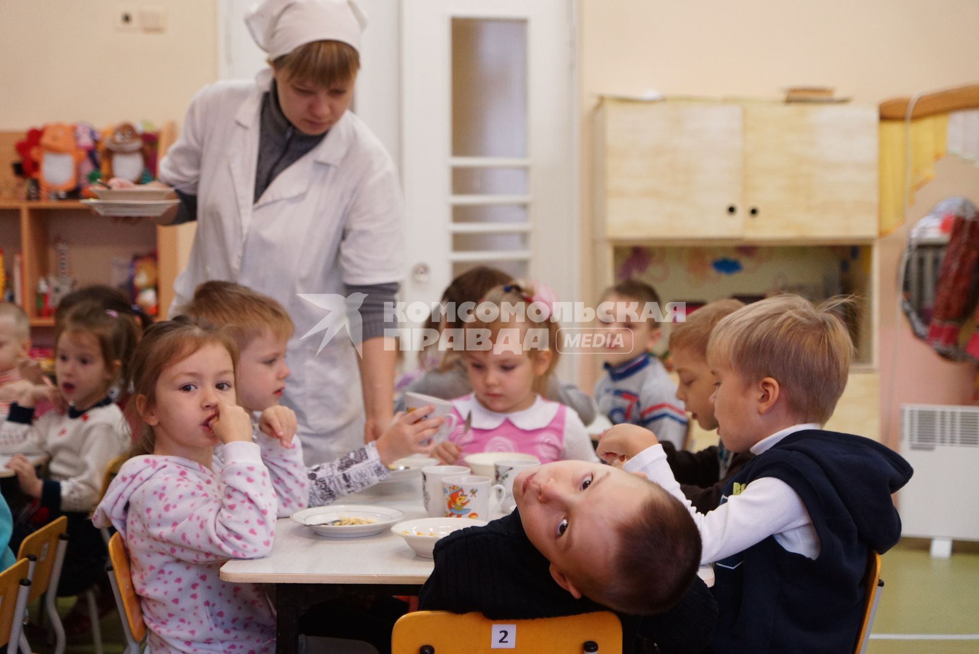 дети кушают в детском саду