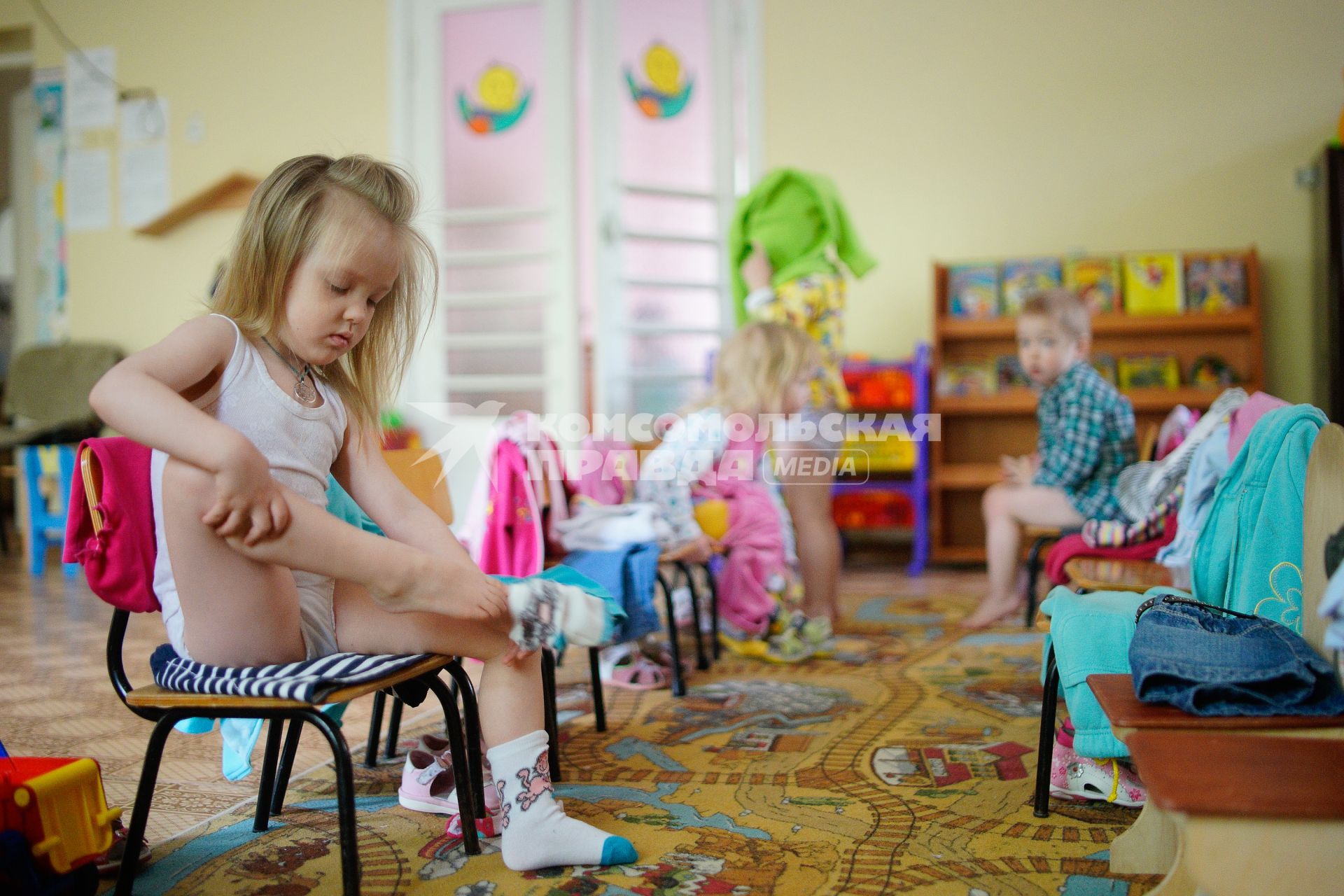 дети одеваются после сончаса в детском саду