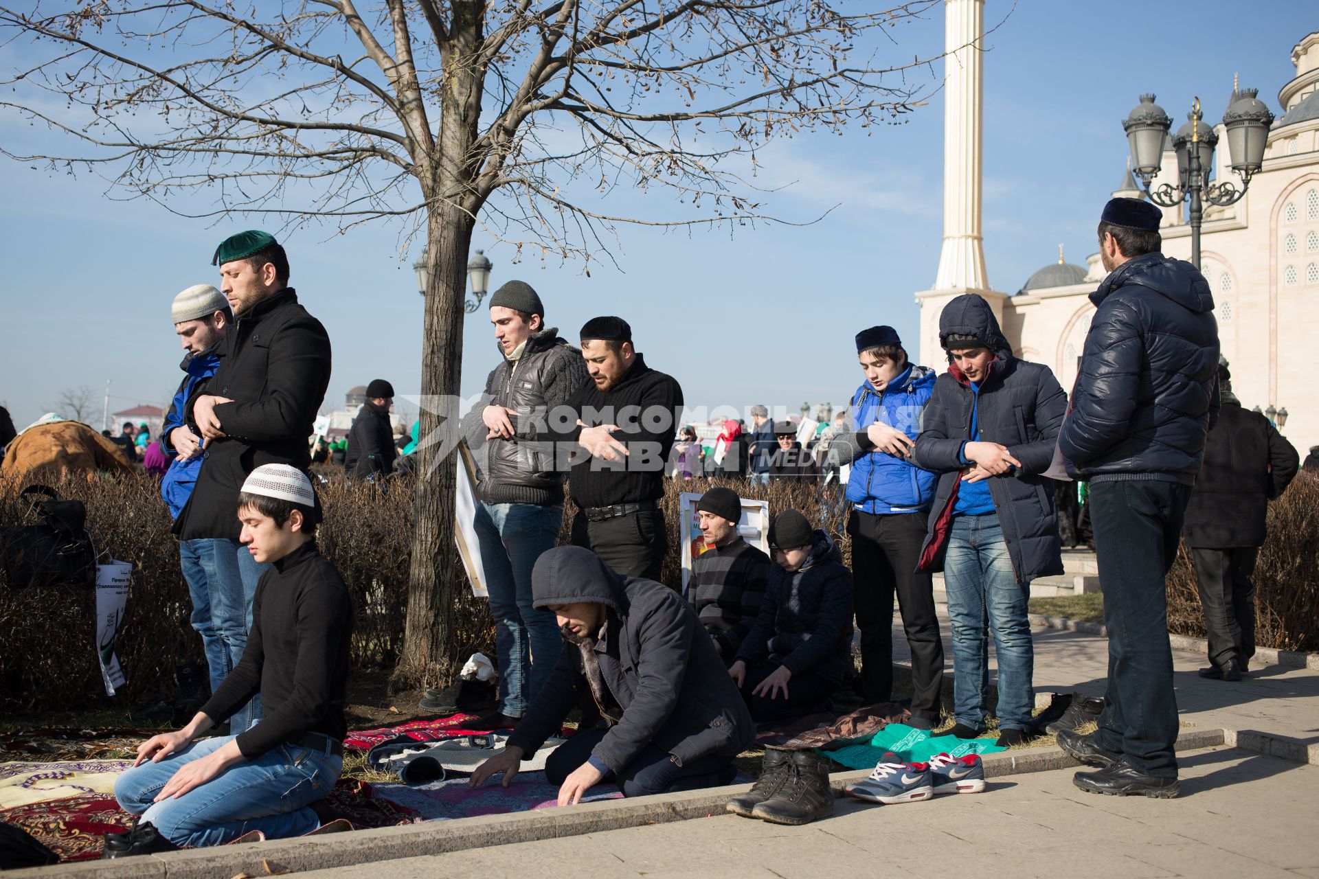 Митинг в Грозном против карикатур на пророка Мухаммеда, которые рисует франзуский журнал \"Шарли Эбдо\". Мероприятие завершилось массовым намазом.